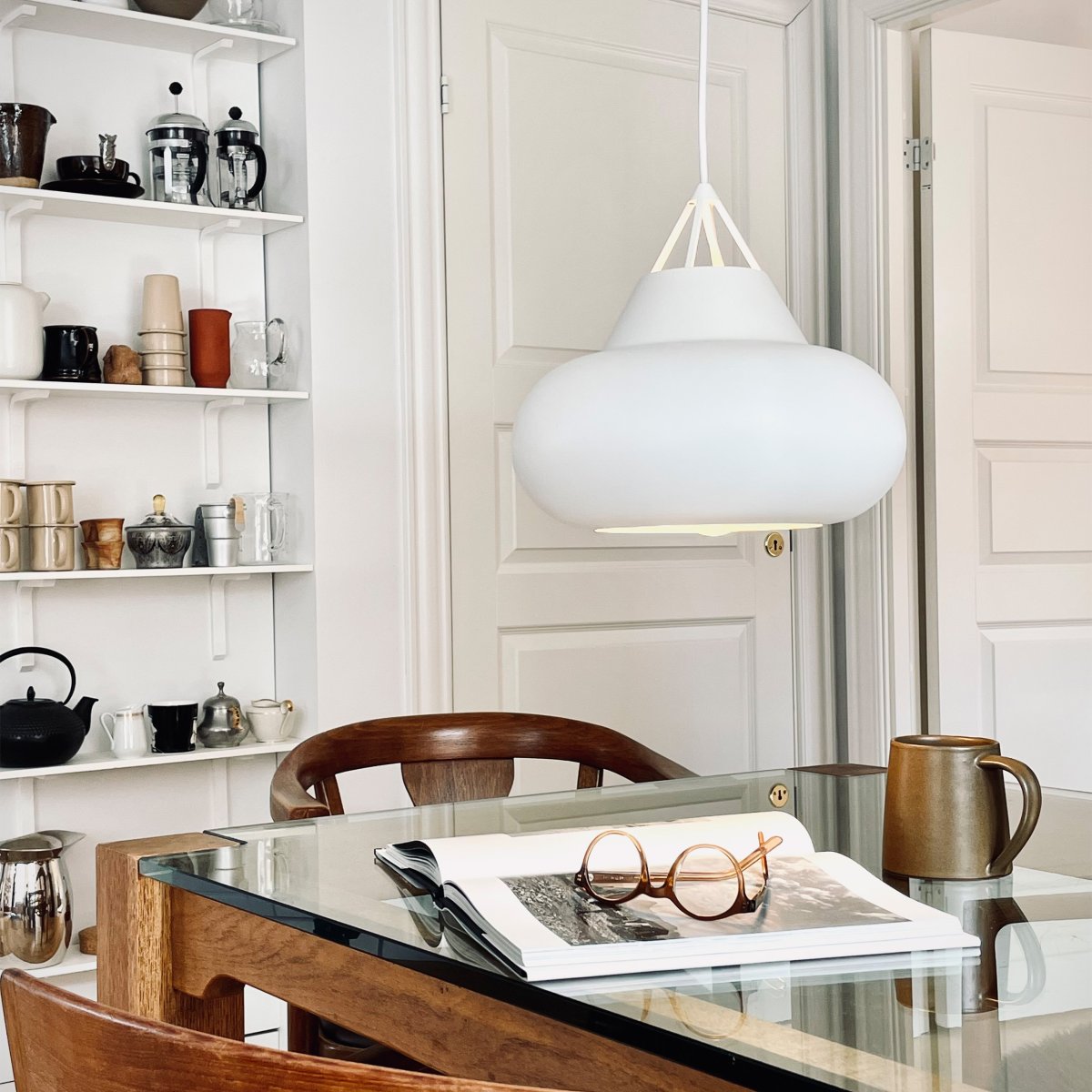 Polo Ø30 Blanco Lámpas de techo De Dyberg Larsen - Inspirado en la curvatura de una cúpula, Polo difunde una luz enfocada hacia abajo, mientras que la parte superior abierta crea un juego de luz decorativo que brilla tanto hacia arriba como hacia abajo.