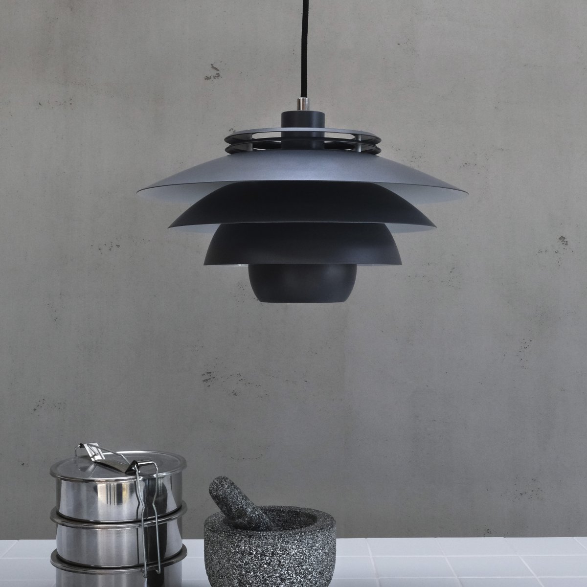 Ejka Ø38 Gris oscuro Lámpas de techo De Dyberg Larsen - La lámpara colgante Ejka es hermosa y funcional y emite una luz que puede iluminar toda la habitación.