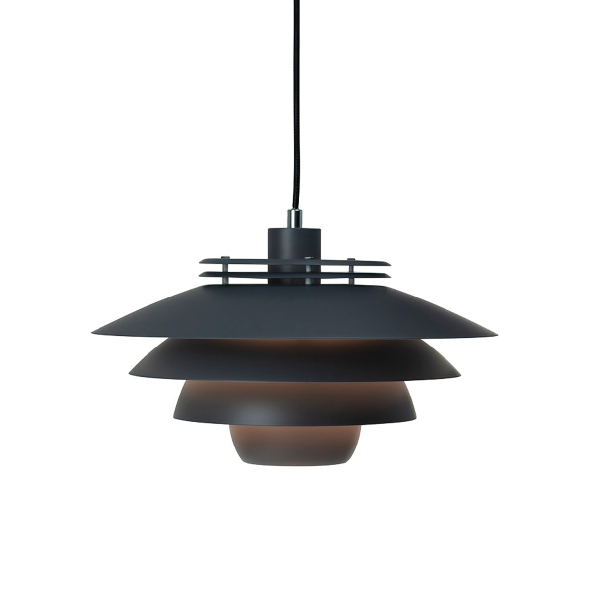 Ejka Ø38 Gris oscuro Lámpas de techo De Dyberg Larsen - La lámpara colgante Ejka es hermosa y funcional y emite una luz que puede iluminar toda la habitación.
