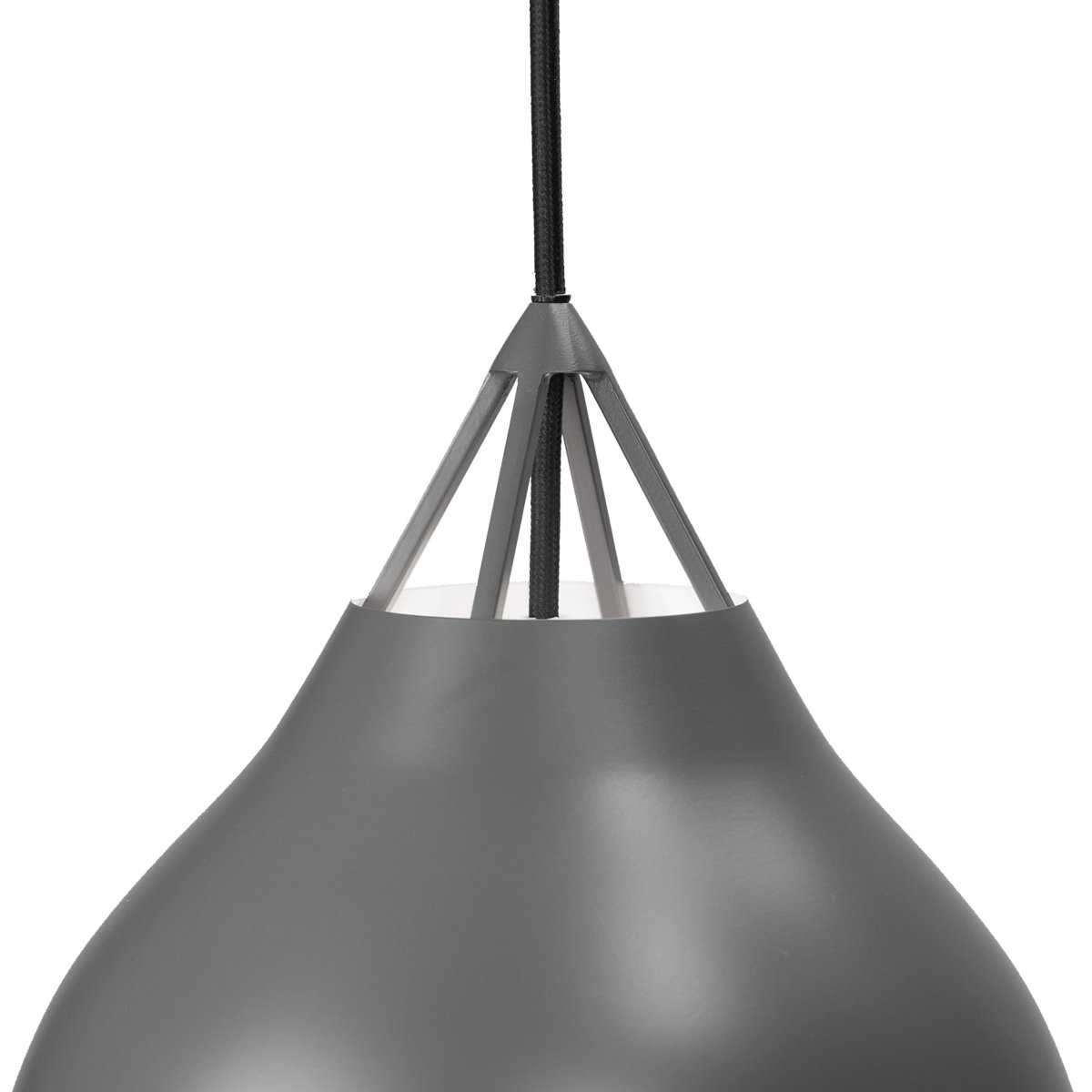 Pyra Ø23 Gris Lámpas de techo De Dyberg Larsen - Diseñada por Frank Kerdil para Dyberg Larsen, Pyra es una lámpara que mejora tanto la calidad de la luz como el estilo de su hogar.