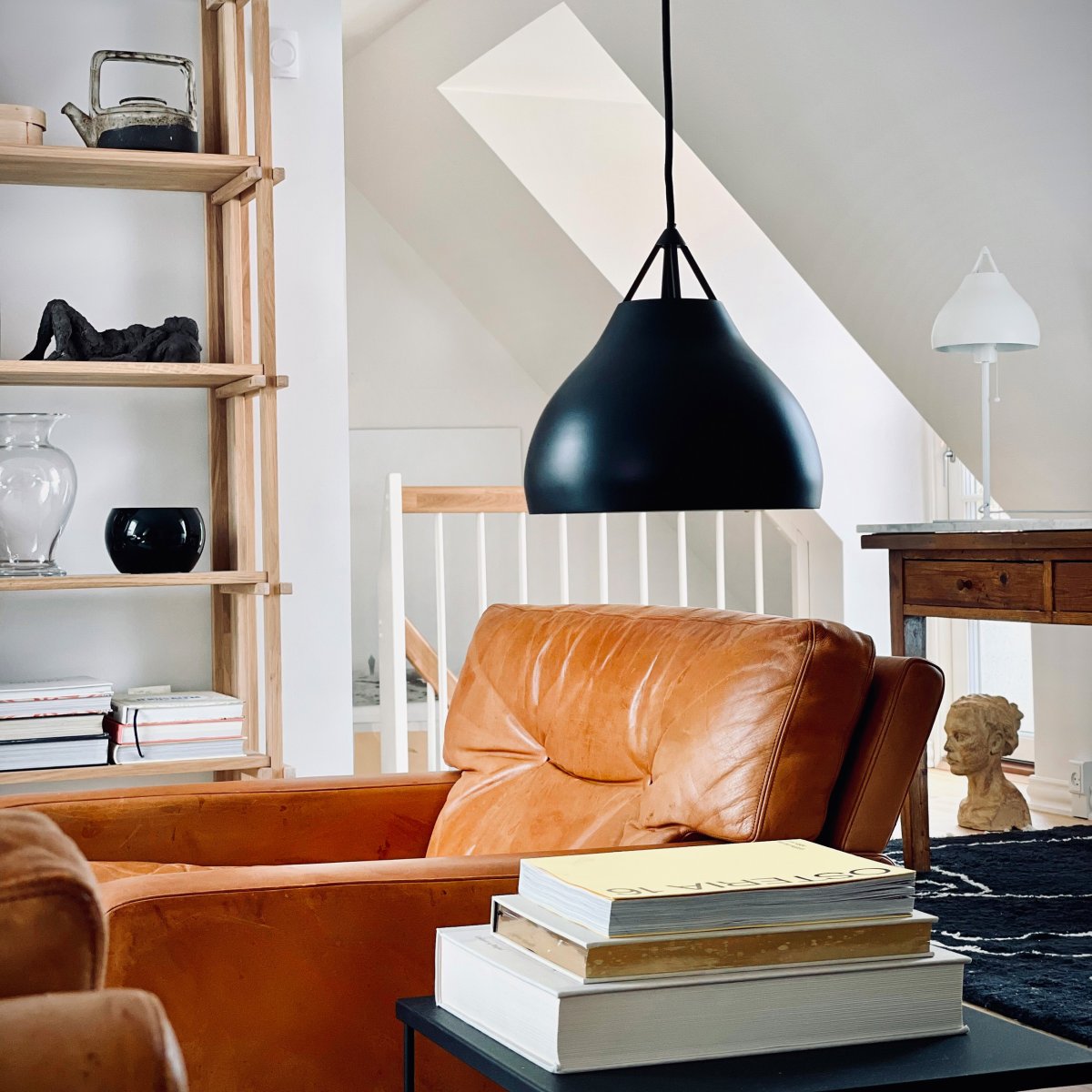 Pyra Ø30 Negro Lámpas de techo De Dyberg Larsen - Dise&ntilde;ada por Frank Kerdil para Dyberg Larsen, Pyra es una l&aacute;mpara que mejora tanto la calidad de la luz como el estilo de su hogar.