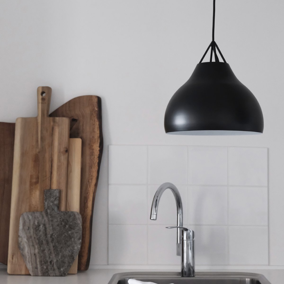 Pyra Ø30 Negro Lámpas de techo De Dyberg Larsen - Dise&ntilde;ada por Frank Kerdil para Dyberg Larsen, Pyra es una l&aacute;mpara que mejora tanto la calidad de la luz como el estilo de su hogar.
