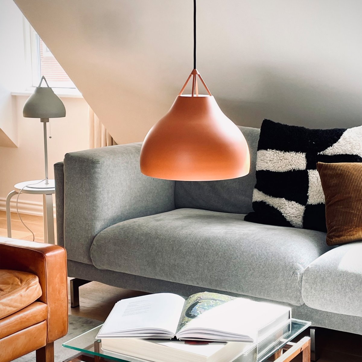 Pyra Ø30 Coñac Lámpas de techo De Dyberg Larsen - Diseñada por Frank Kerdil para Dyberg Larsen, Pyra es una lámpara que mejora tanto la calidad de la luz como el estilo de su hogar.