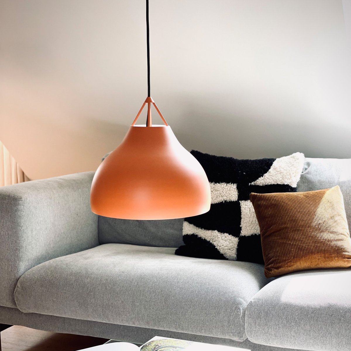 Pyra Ø30 Coñac Lámpas de techo De Dyberg Larsen - Diseñada por Frank Kerdil para Dyberg Larsen, Pyra es una lámpara que mejora tanto la calidad de la luz como el estilo de su hogar.