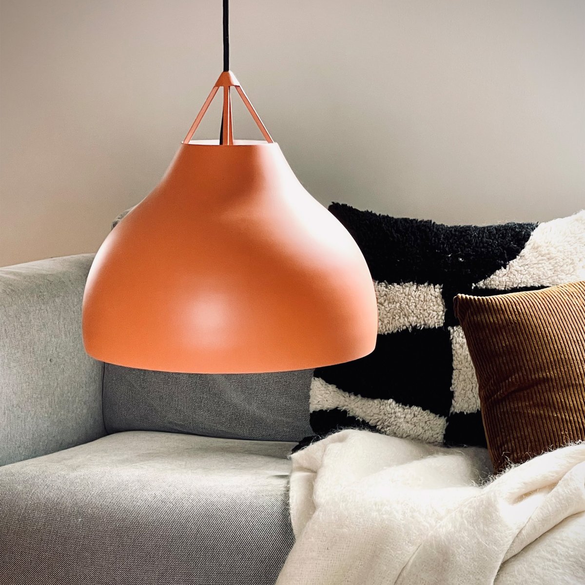 Pyra Ø30 Coñac Lámpas de techo De Dyberg Larsen - Diseñada por Frank Kerdil para Dyberg Larsen, Pyra es una lámpara que mejora tanto la calidad de la luz como el estilo de su hogar.