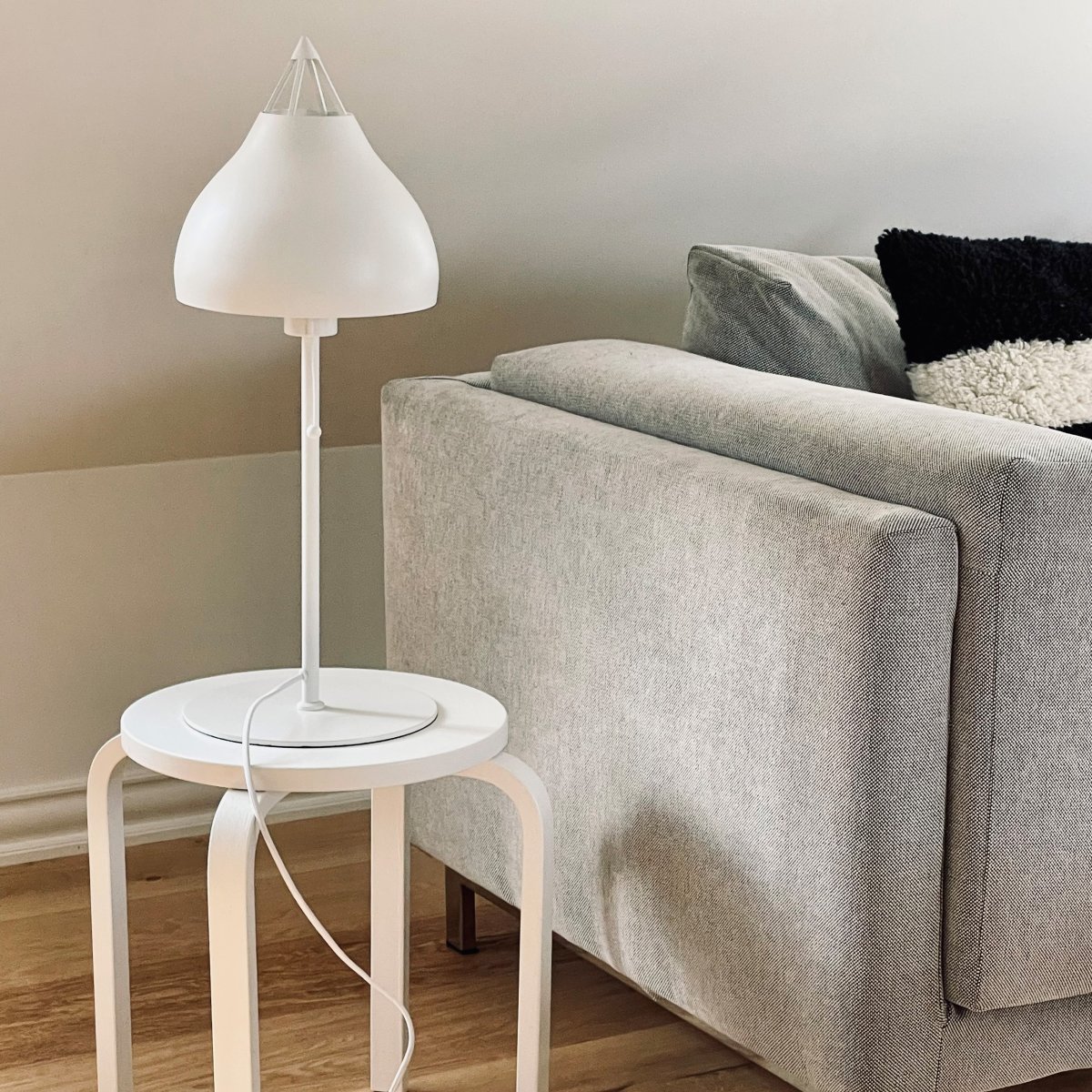Pyra 60cm Blanco lámpara de mesa De Dyberg Larsen - La lámpara de mesa Pyra en un hermoso blanco mate tiene un estilo nórdico clásico con un diseño grande y elegante que crea una luz atmosférica.