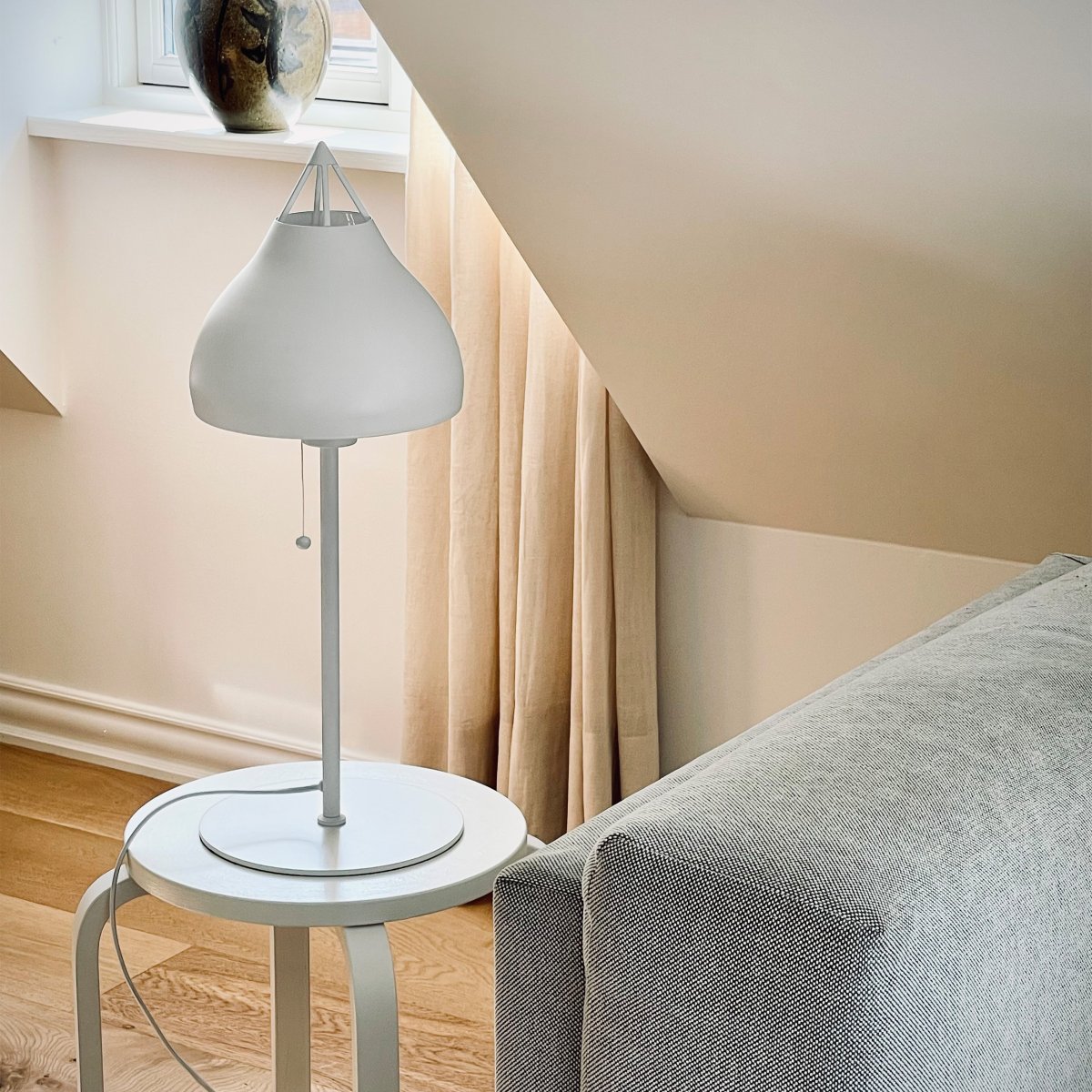 Pyra 60cm Blanco lámpara de mesa De Dyberg Larsen - La lámpara de mesa Pyra en un hermoso blanco mate tiene un estilo nórdico clásico con un diseño grande y elegante que crea una luz atmosférica.