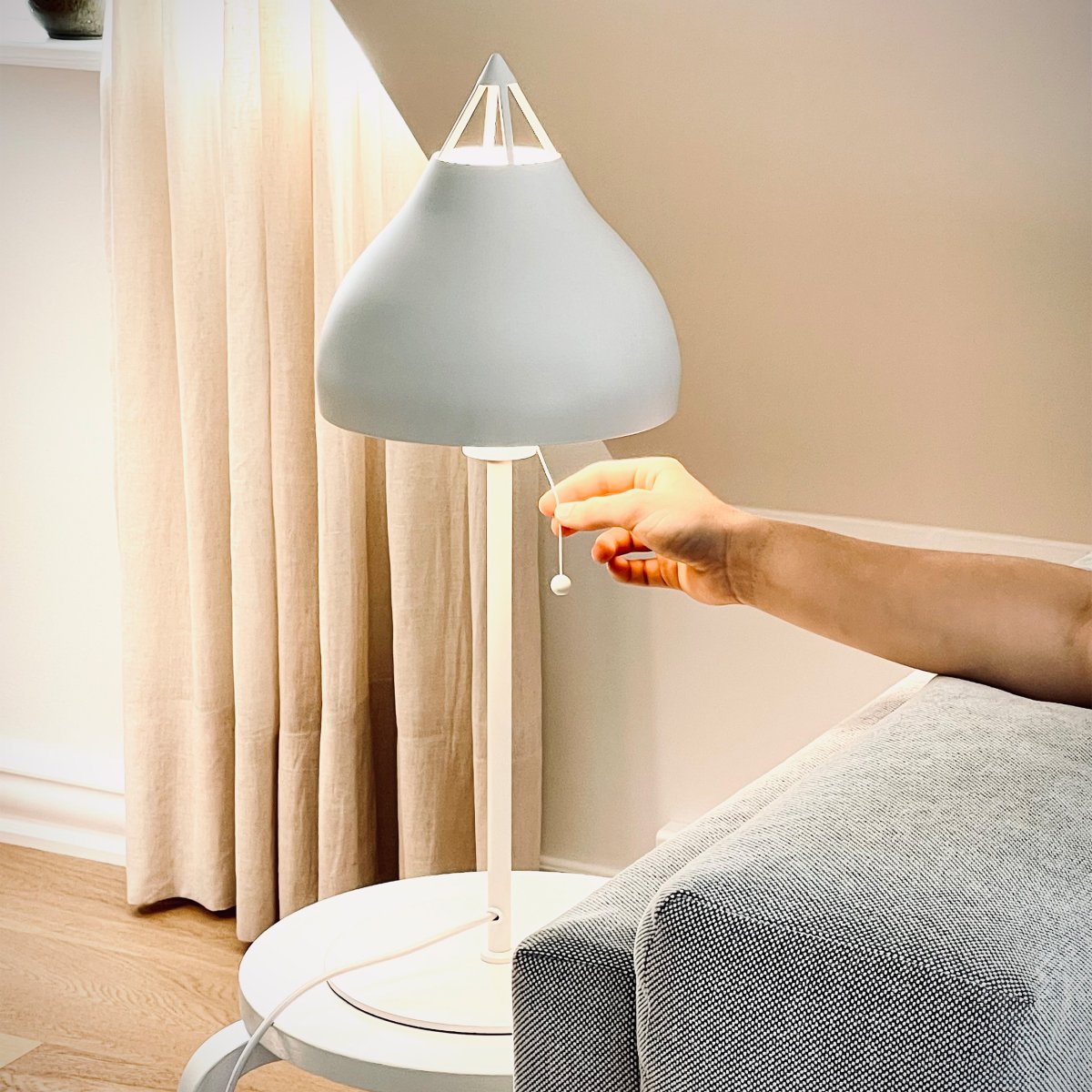 Pyra 60cm Blanco lámpara de mesa De Dyberg Larsen - La lámpara de mesa Pyra en un hermoso blanco mate tiene un estilo nórdico clásico con un diseño grande y elegante que crea una luz atmosférica.