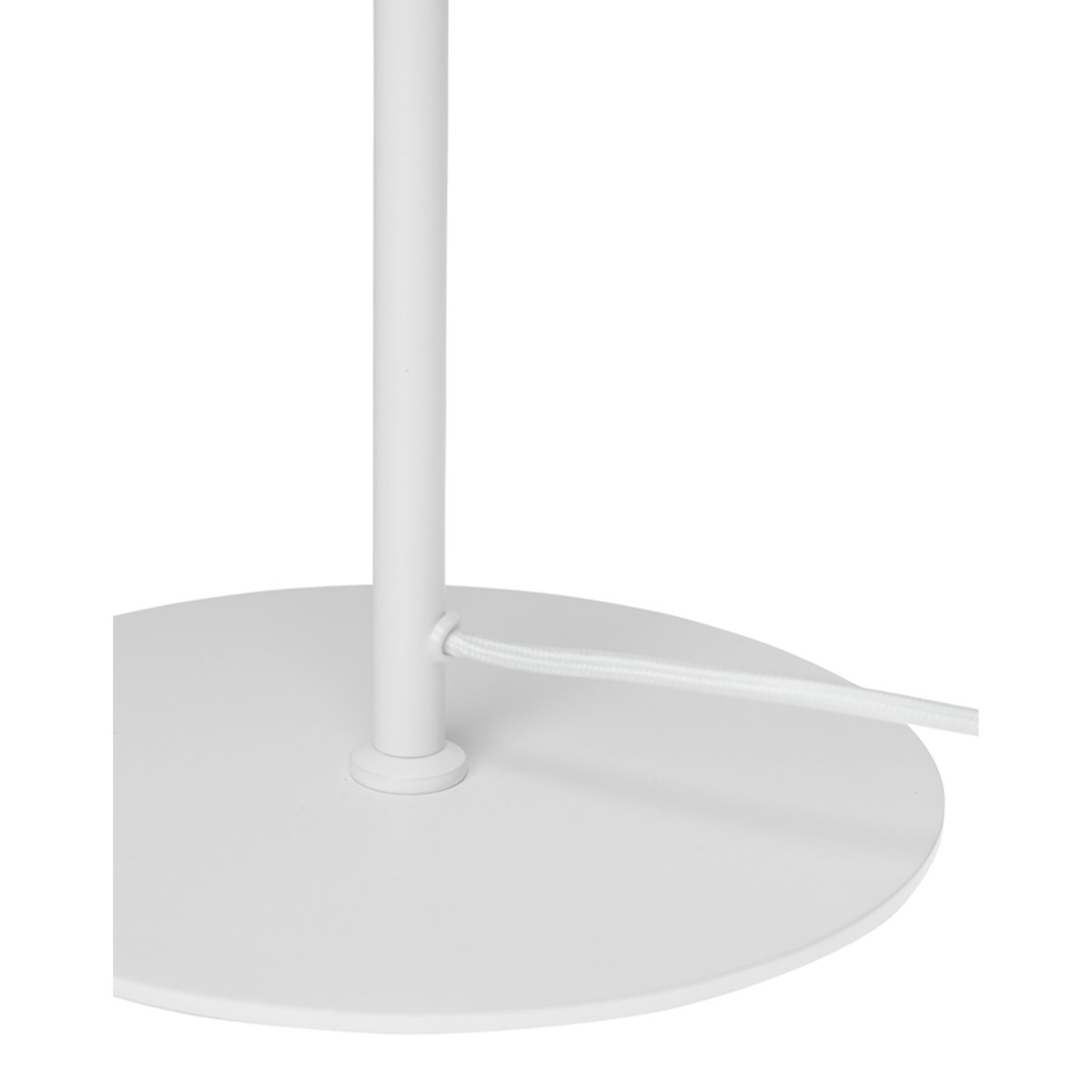 Pyra 60cm Blanco lámpara de mesa De Dyberg Larsen - La lámpara de mesa Pyra en un hermoso blanco mate tiene un estilo nórdico clásico con un diseño grande y elegante que crea una luz atmosférica.