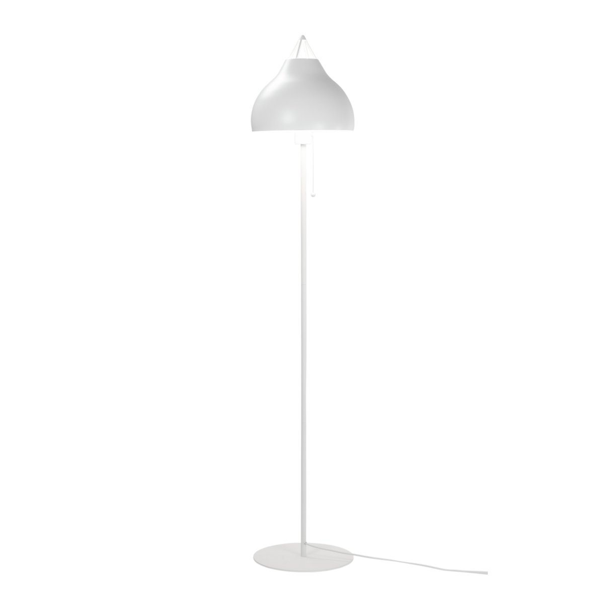 Pyra Blanco lámpara de pie De Dyberg Larsen - La lámpara de pie Pyra en un hermoso blanco mate tiene un diseño nórdico clásico con una forma grande y elegante que difunde una luz suave y atmosférica.