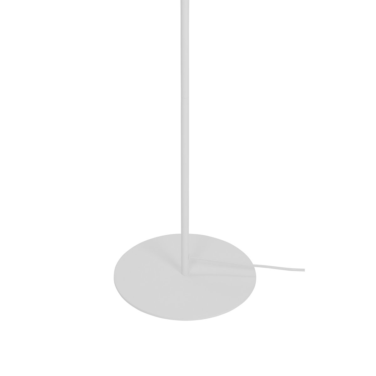 Pyra Blanco lámpara de pie De Dyberg Larsen - La lámpara de pie Pyra en un hermoso blanco mate tiene un diseño nórdico clásico con una forma grande y elegante que difunde una luz suave y atmosférica.