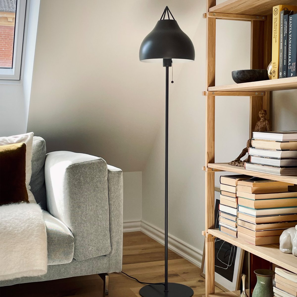 Pyra Gris lámpara de pie De Dyberg Larsen - Lámpara de pie Pyra en un precioso color gris mate&aring; La lámpara tiene un diseño nórdico clásico con una forma grande y elegante que emite una luz suave y atmosférica.