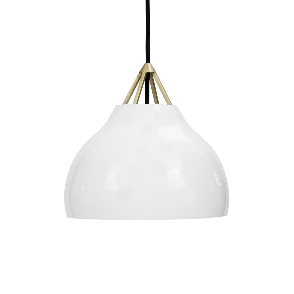 Pyra Ø30 Latón Lámpas de techo De Dyberg Larsen - Con un diámetro de 29 cm y una altura de 30 cm, se adapta tanto a habitaciones grandes como pequeñas y el cable textil blanco de 3 metros de largo permite ajustar fácilmente la altura de suspensión según las necesidades.