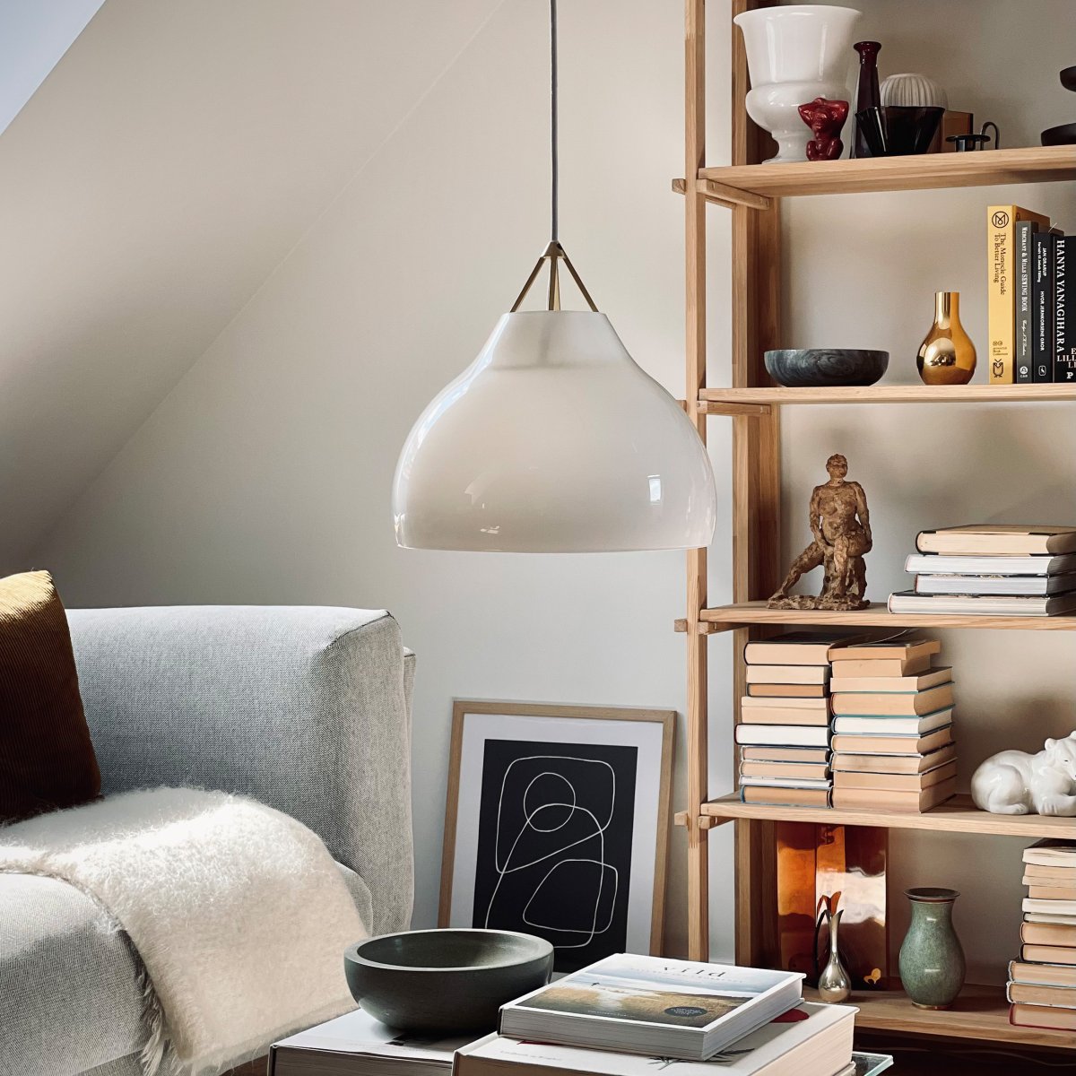 Pyra Ø30 Latón Lámpas de techo De Dyberg Larsen - Con un diámetro de 29 cm y una altura de 30 cm, se adapta tanto a habitaciones grandes como pequeñas y el cable textil blanco de 3 metros de largo permite ajustar fácilmente la altura de suspensión según las necesidades.