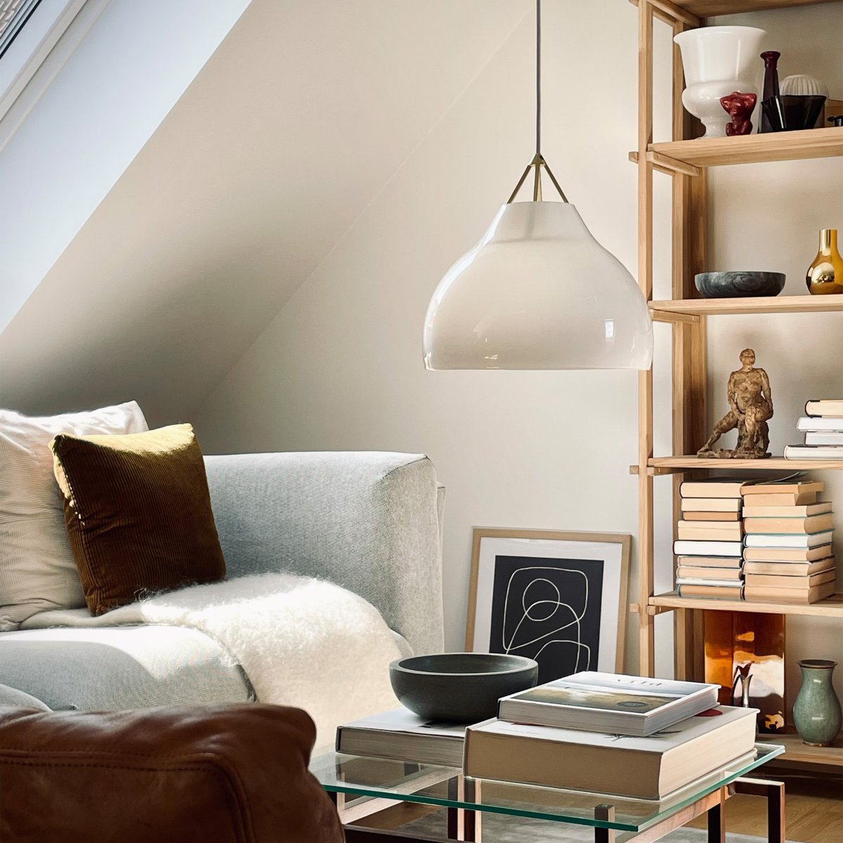 Pyra Ø30 Latón Lámpas de techo De Dyberg Larsen - Con un diámetro de 29 cm y una altura de 30 cm, se adapta tanto a habitaciones grandes como pequeñas y el cable textil blanco de 3 metros de largo permite ajustar fácilmente la altura de suspensión según las necesidades.