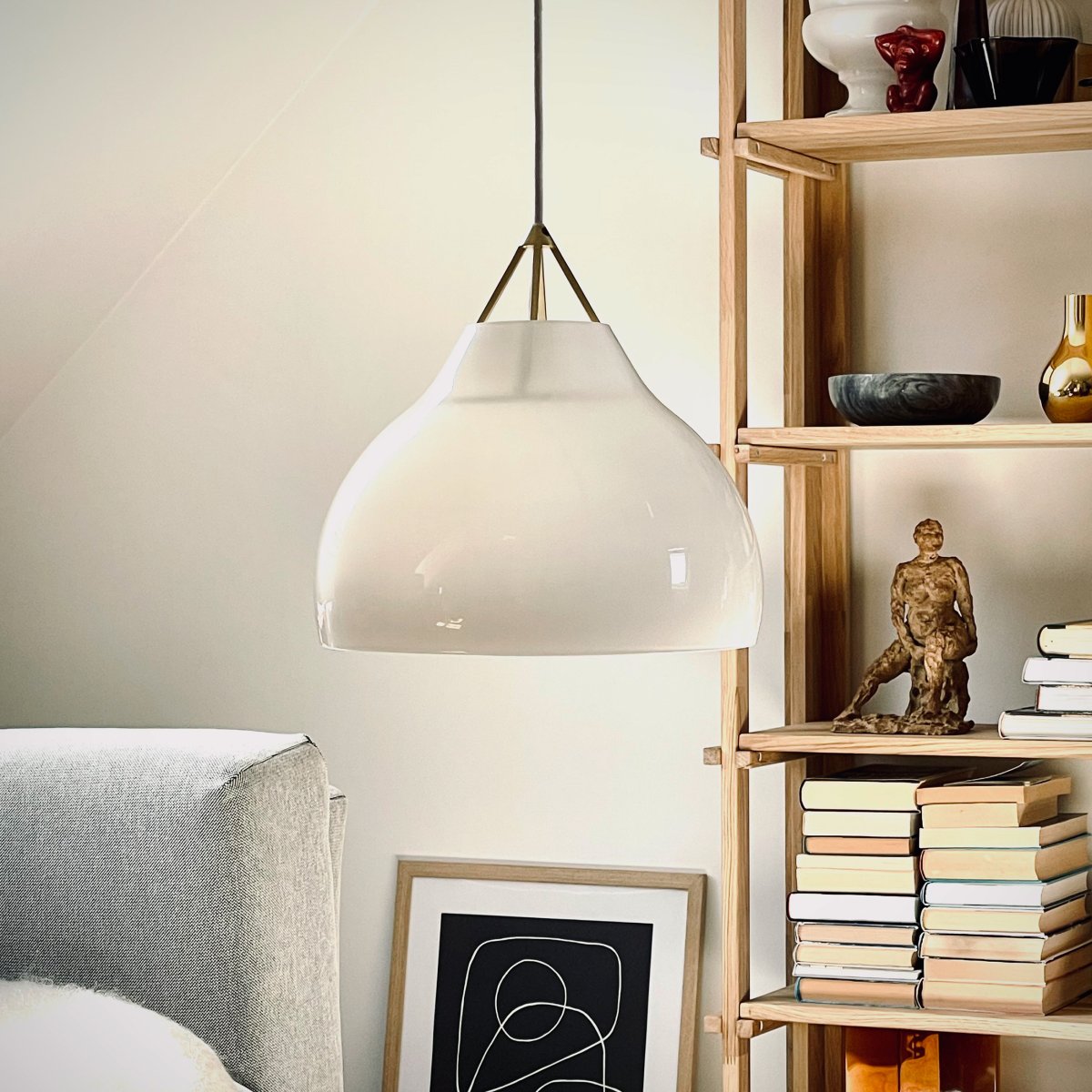 Pyra Ø30 Latón Lámpas de techo De Dyberg Larsen - Con un diámetro de 29 cm y una altura de 30 cm, se adapta tanto a habitaciones grandes como pequeñas y el cable textil blanco de 3 metros de largo permite ajustar fácilmente la altura de suspensión según las necesidades.