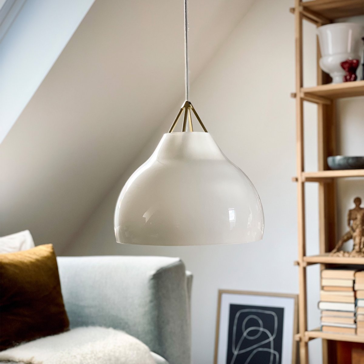 Pyra Ø30 Latón Lámpas de techo De Dyberg Larsen - Con un diámetro de 29 cm y una altura de 30 cm, se adapta tanto a habitaciones grandes como pequeñas y el cable textil blanco de 3 metros de largo permite ajustar fácilmente la altura de suspensión según las necesidades.