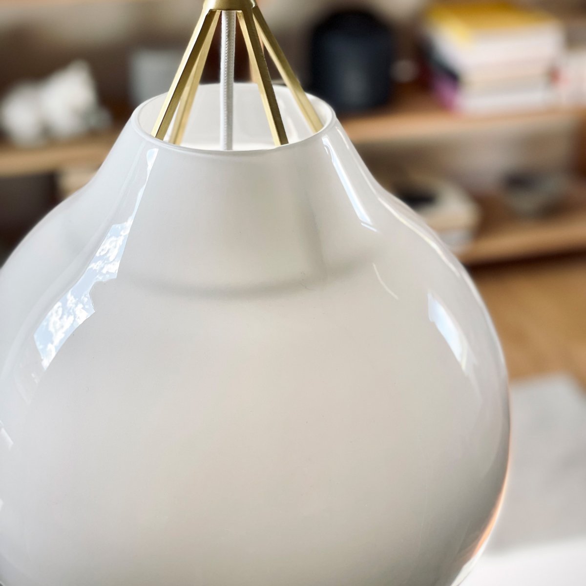 Pyra Ø30 Latón Lámpas de techo De Dyberg Larsen - Con un diámetro de 29 cm y una altura de 30 cm, se adapta tanto a habitaciones grandes como pequeñas y el cable textil blanco de 3 metros de largo permite ajustar fácilmente la altura de suspensión según las necesidades.