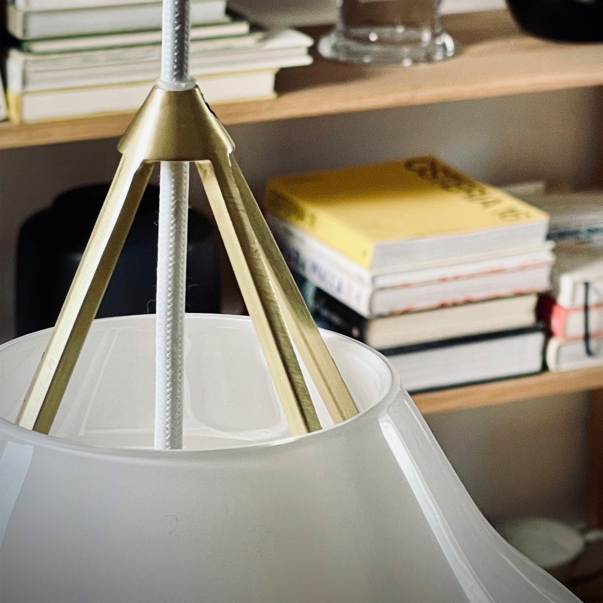 Pyra Ø30 Latón Lámpas de techo De Dyberg Larsen - Con un diámetro de 29 cm y una altura de 30 cm, se adapta tanto a habitaciones grandes como pequeñas y el cable textil blanco de 3 metros de largo permite ajustar fácilmente la altura de suspensión según las necesidades.