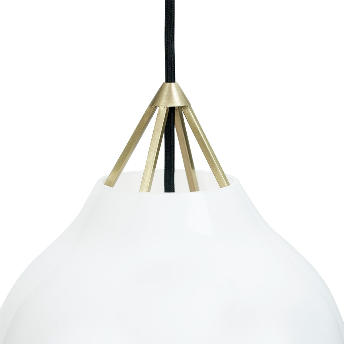 Pyra Ø30 Latón Lámpas de techo De Dyberg Larsen - Con un diámetro de 29 cm y una altura de 30 cm, se adapta tanto a habitaciones grandes como pequeñas y el cable textil blanco de 3 metros de largo permite ajustar fácilmente la altura de suspensión según las necesidades.