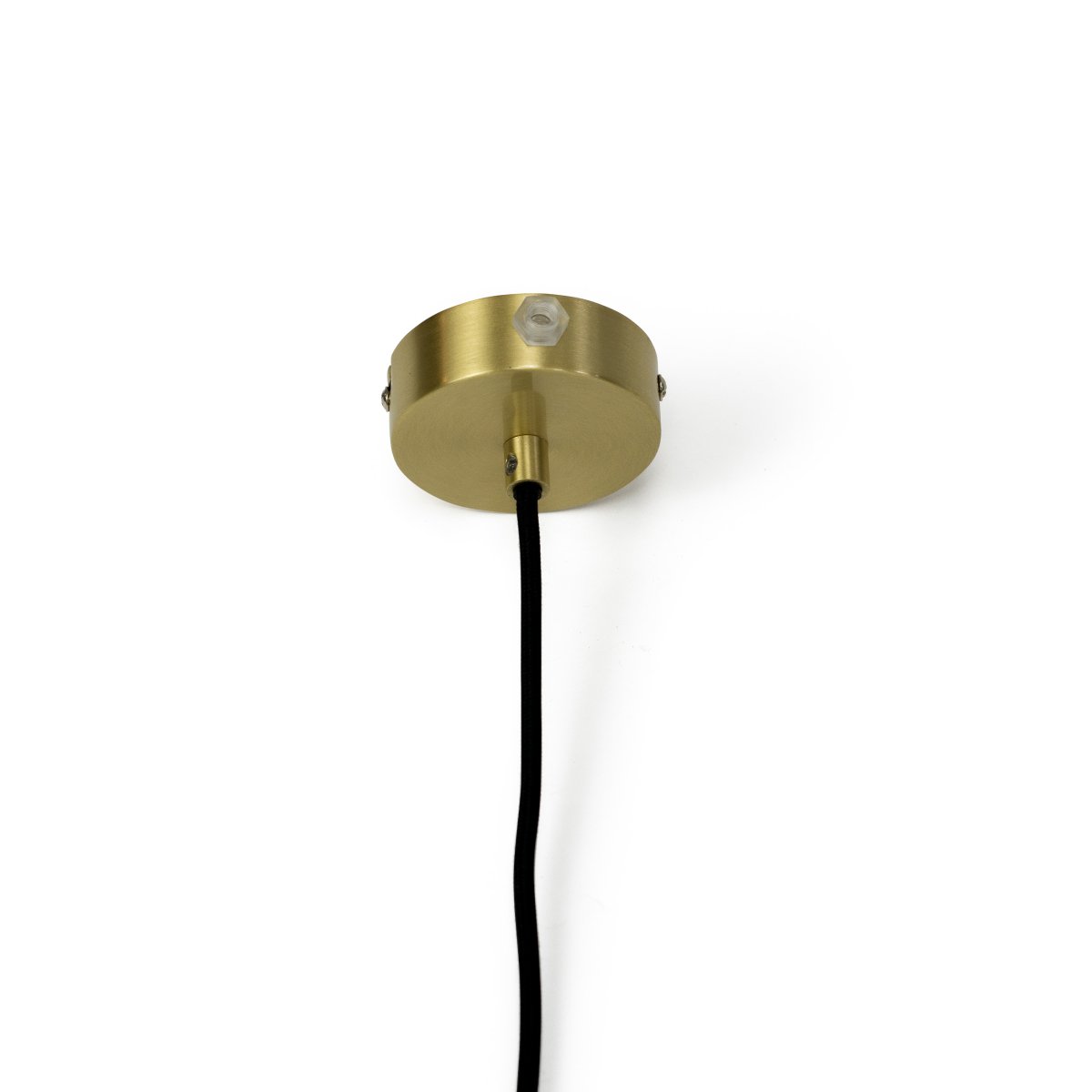 Pyra Ø30 Latón Lámpas de techo De Dyberg Larsen - Con un diámetro de 29 cm y una altura de 30 cm, se adapta tanto a habitaciones grandes como pequeñas y el cable textil blanco de 3 metros de largo permite ajustar fácilmente la altura de suspensión según las necesidades.