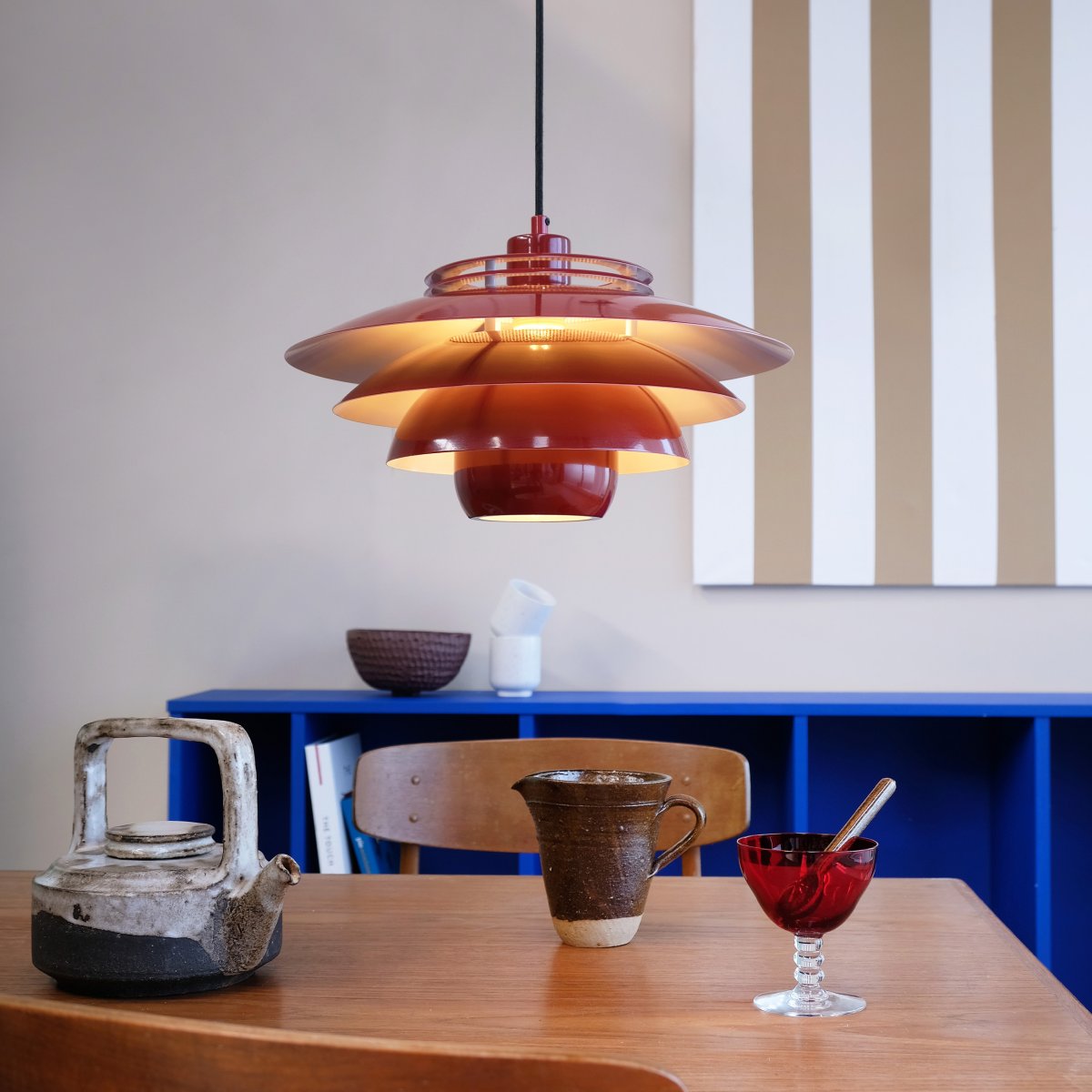 Ejka Ø38 Rojo oscuro Lámpas de techo De Dyberg Larsen - Ejka viene con un cable de tela negro de 3 metros de largo.