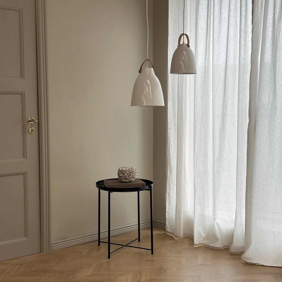 Copenhagen Ø26 Blanco de alto brillo Lámpas de techo De Dyberg Larsen - Con su diseño simple, se adapta a muchos entornos diferentes: encima de la mesa de la cocina, la mesa del comedor, en la esquina de la sala de estar o encima de su sillón favorito.