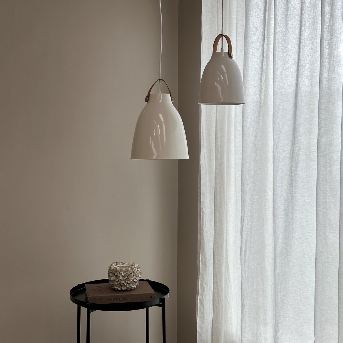 Copenhagen Ø26 Blanco de alto brillo Lámpas de techo De Dyberg Larsen - Con su diseño simple, se adapta a muchos entornos diferentes: encima de la mesa de la cocina, la mesa del comedor, en la esquina de la sala de estar o encima de su sillón favorito.