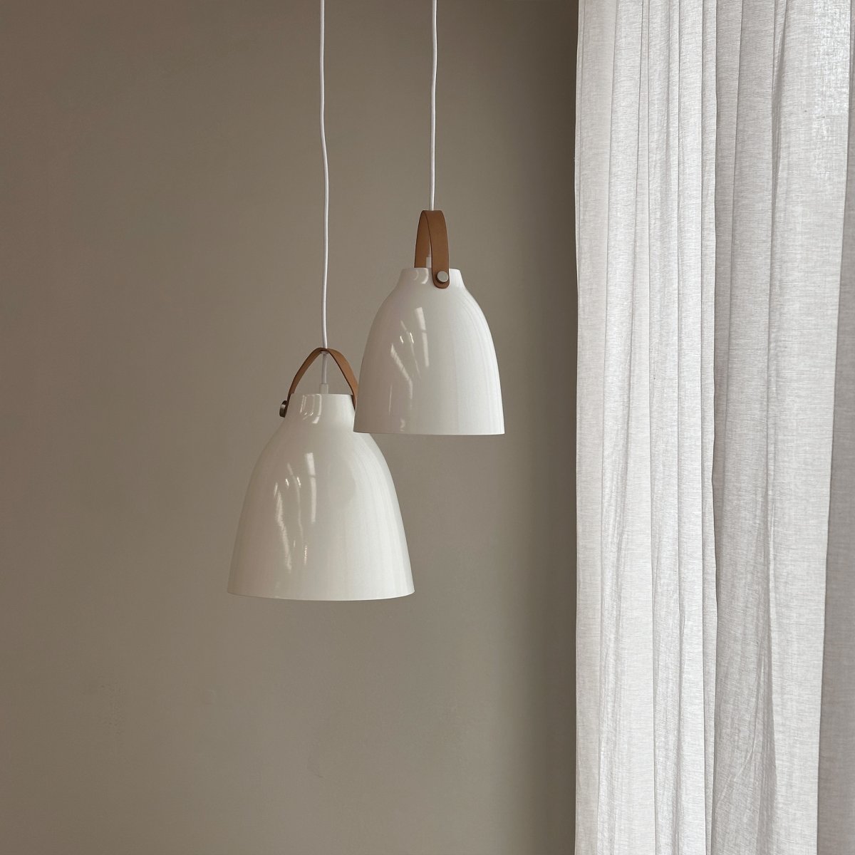 Copenhagen Ø26 Blanco de alto brillo Lámpas de techo De Dyberg Larsen - Con su diseño simple, se adapta a muchos entornos diferentes: encima de la mesa de la cocina, la mesa del comedor, en la esquina de la sala de estar o encima de su sillón favorito.
