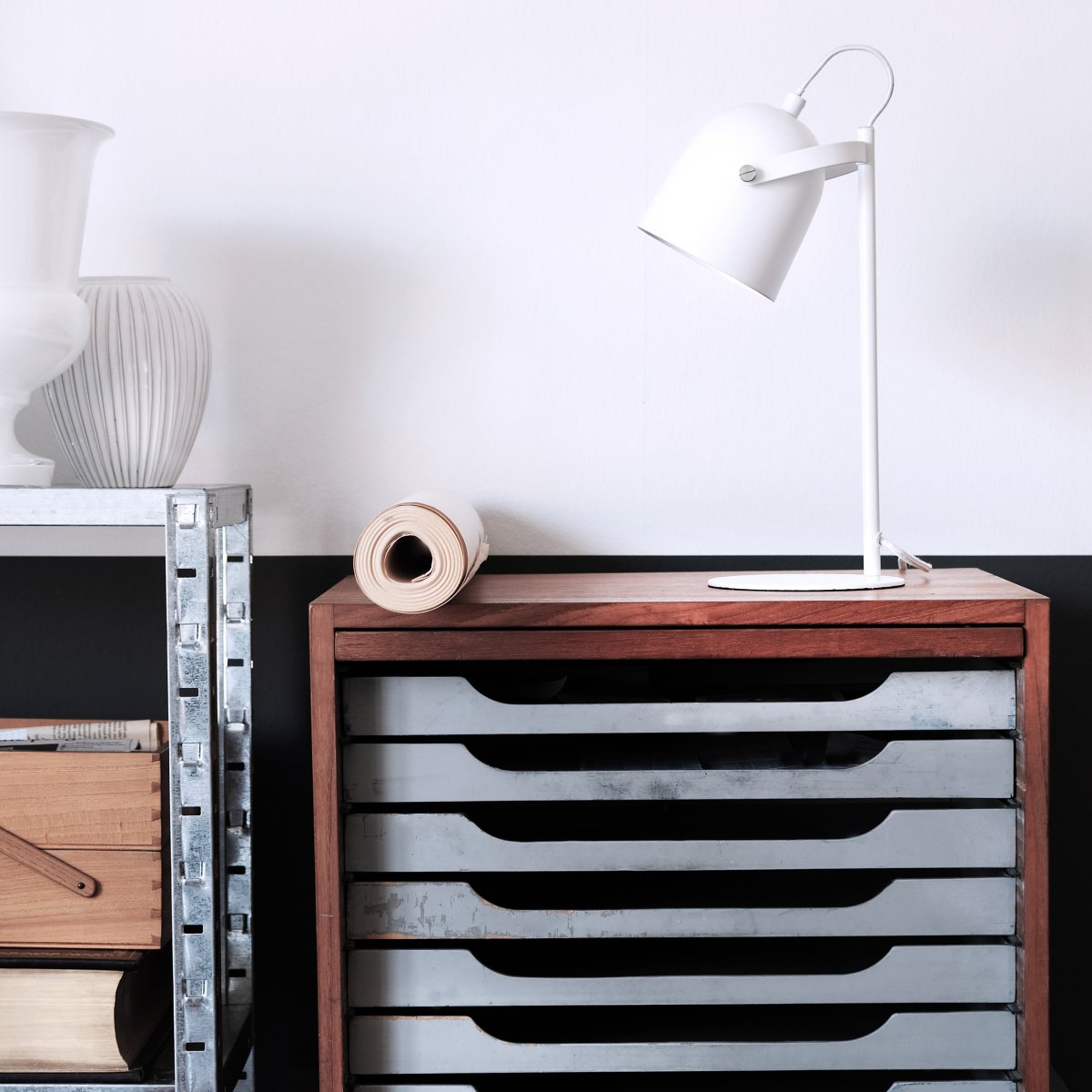 Oslo 37cm Blanco lámpara de escritorio De Dyberg Larsen - Con su diseño minimalista, la lámpara Oslo se puede colocar fácilmente en cualquier lugar de la casa donde desee un efecto de iluminación elegante.