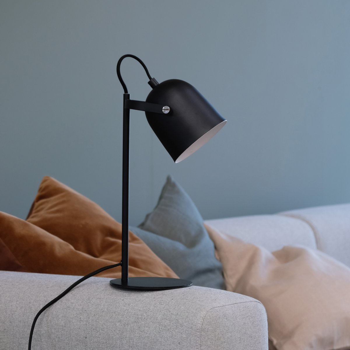 Oslo 37cm Negro lámpara de escritorio De Dyberg Larsen - La l&aacute;mpara est&aacute; hecha de metal negro mate y cuenta con una pantalla flexible y un cable negro de 1,6 m de largo con un interruptor de encendido en la base.