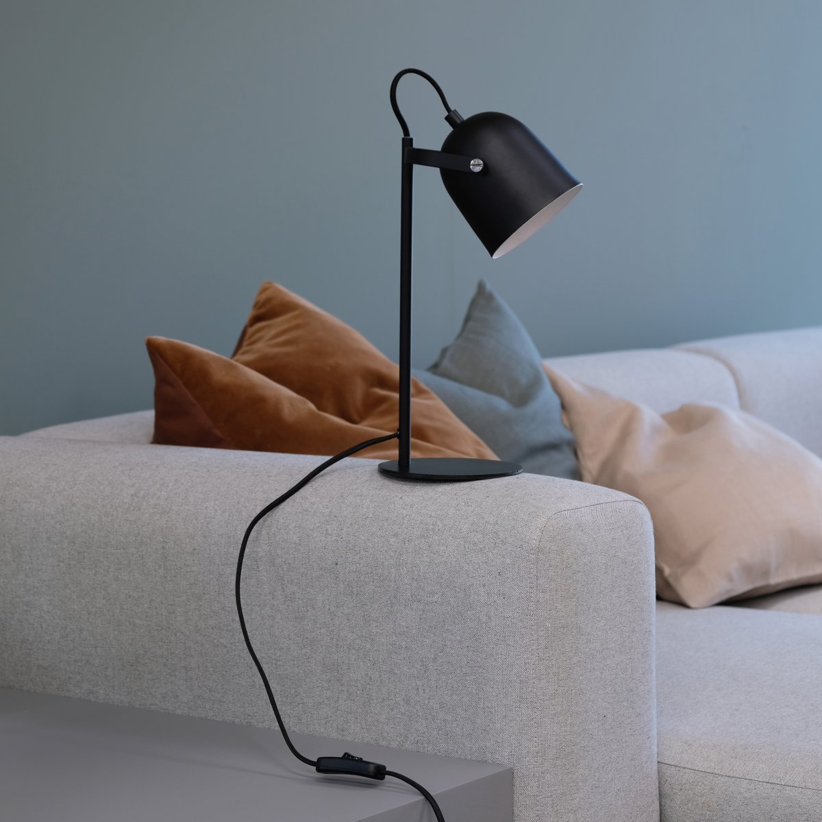 Oslo 37cm Negro lámpara de escritorio De Dyberg Larsen - La l&aacute;mpara est&aacute; hecha de metal negro mate y cuenta con una pantalla flexible y un cable negro de 1,6 m de largo con un interruptor de encendido en la base.