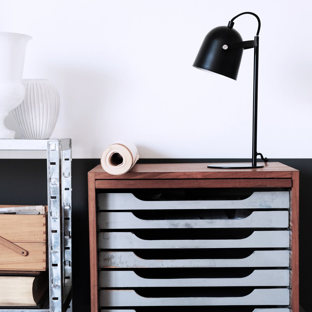 Oslo 37cm Negro lámpara de escritorio De Dyberg Larsen - La l&aacute;mpara est&aacute; hecha de metal negro mate y cuenta con una pantalla flexible y un cable negro de 1,6 m de largo con un interruptor de encendido en la base.