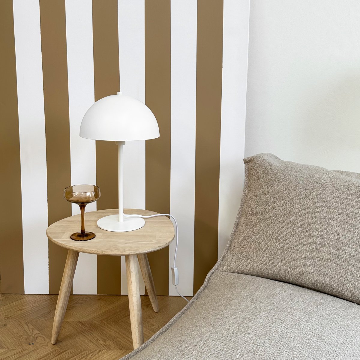Stockholm 43cm Blanco lámpara de mesa De Dyberg Larsen - La l&aacute;mpara emite una luz suave y agradable que crea un ambiente agradable, ya sea colocada en el escritorio, la mesita de noche o en la sala de estar.
