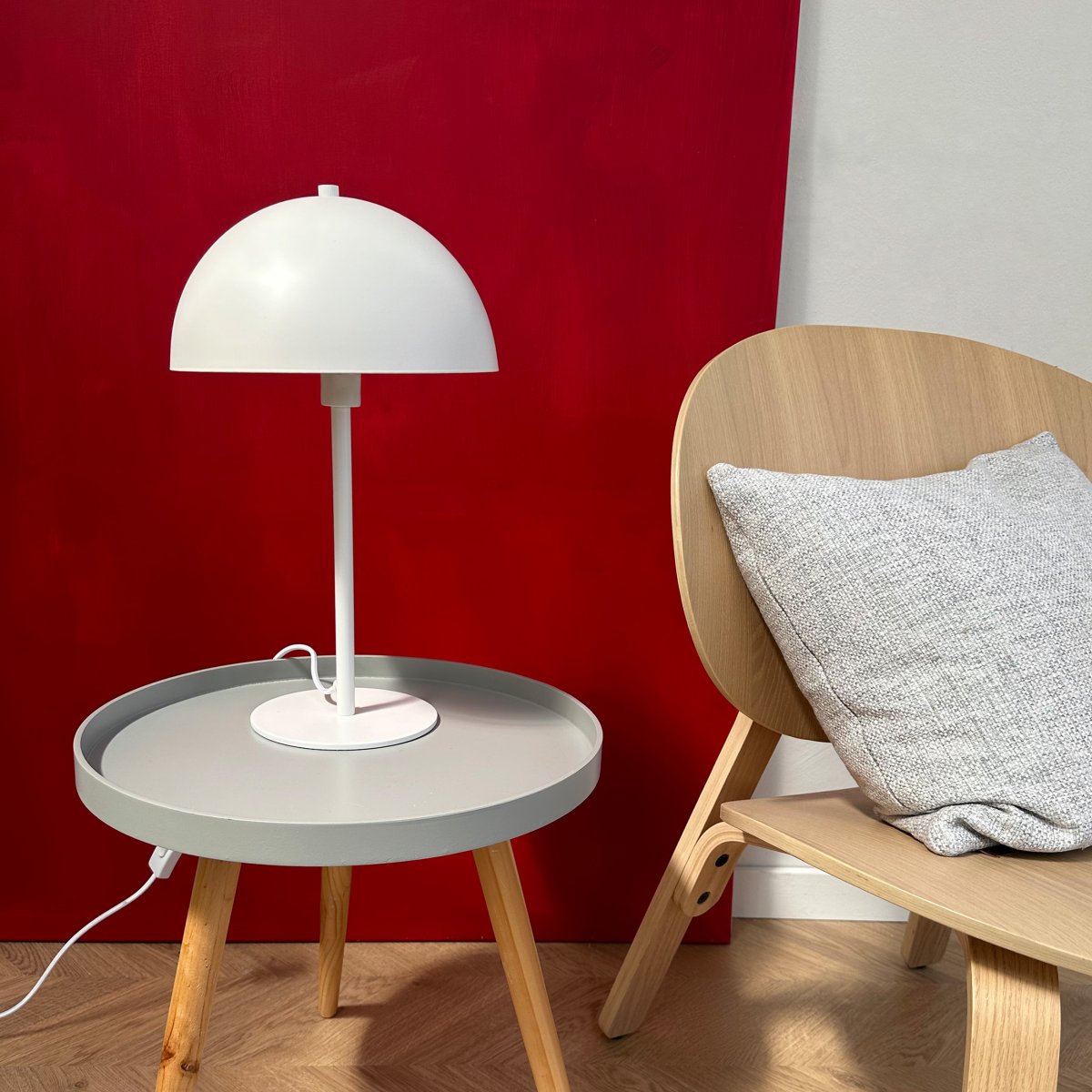 Stockholm 43cm Blanco lámpara de mesa De Dyberg Larsen - La l&aacute;mpara emite una luz suave y agradable que crea un ambiente agradable, ya sea colocada en el escritorio, la mesita de noche o en la sala de estar.
