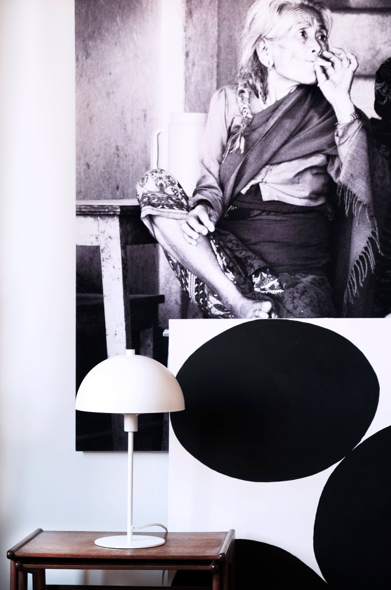 Stockholm 43cm Blanco lámpara de mesa De Dyberg Larsen - La l&aacute;mpara emite una luz suave y agradable que crea un ambiente agradable, ya sea colocada en el escritorio, la mesita de noche o en la sala de estar.