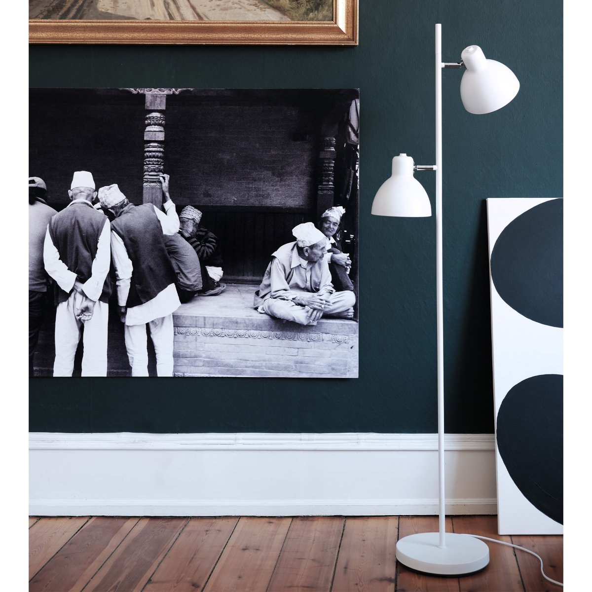 Skagen 2 Cromo lámpara de pie De Dyberg Larsen - Dyberg Larsen ha desarrollado otra lámpara de pie de la serie Skagen, esta vez con dos pantallas para una salida de luz aún mejor.