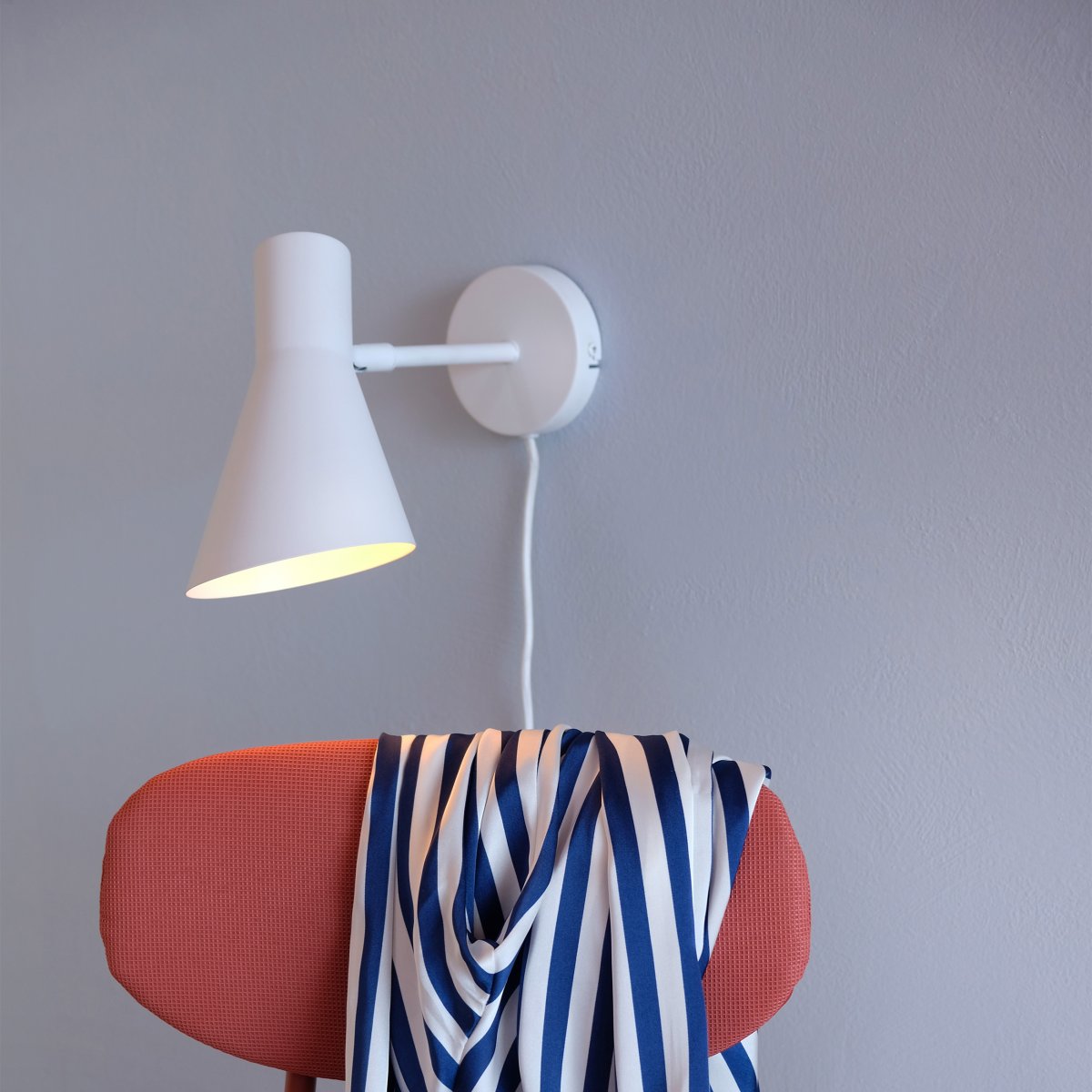 DL12 Blanco lámpara de lectura De Dyberg Larsen - La serie DL12 incluye una l&aacute;mpara de mesa, una l&aacute;mpara de pie y una l&aacute;mpara de pared, lo que le brinda la oportunidad de satisfacer todas sus necesidades de iluminaci&oacute;n con el mismo dise&ntilde;o elegante.