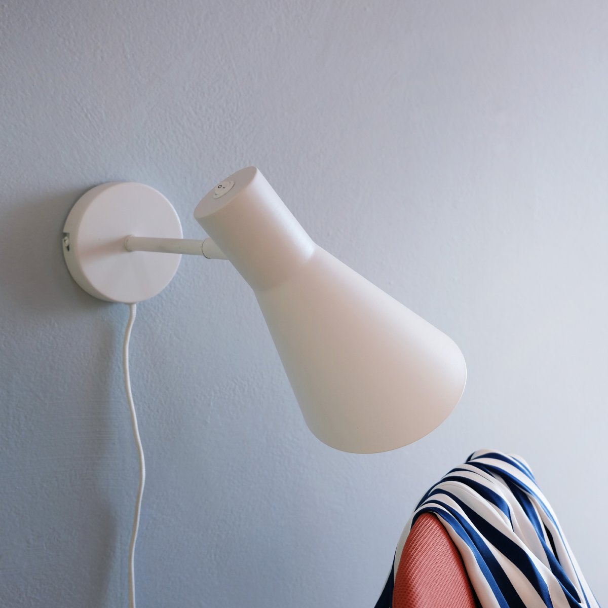 DL12 Blanco lámpara de lectura De Dyberg Larsen - La serie DL12 incluye una l&aacute;mpara de mesa, una l&aacute;mpara de pie y una l&aacute;mpara de pared, lo que le brinda la oportunidad de satisfacer todas sus necesidades de iluminaci&oacute;n con el mismo dise&ntilde;o elegante.