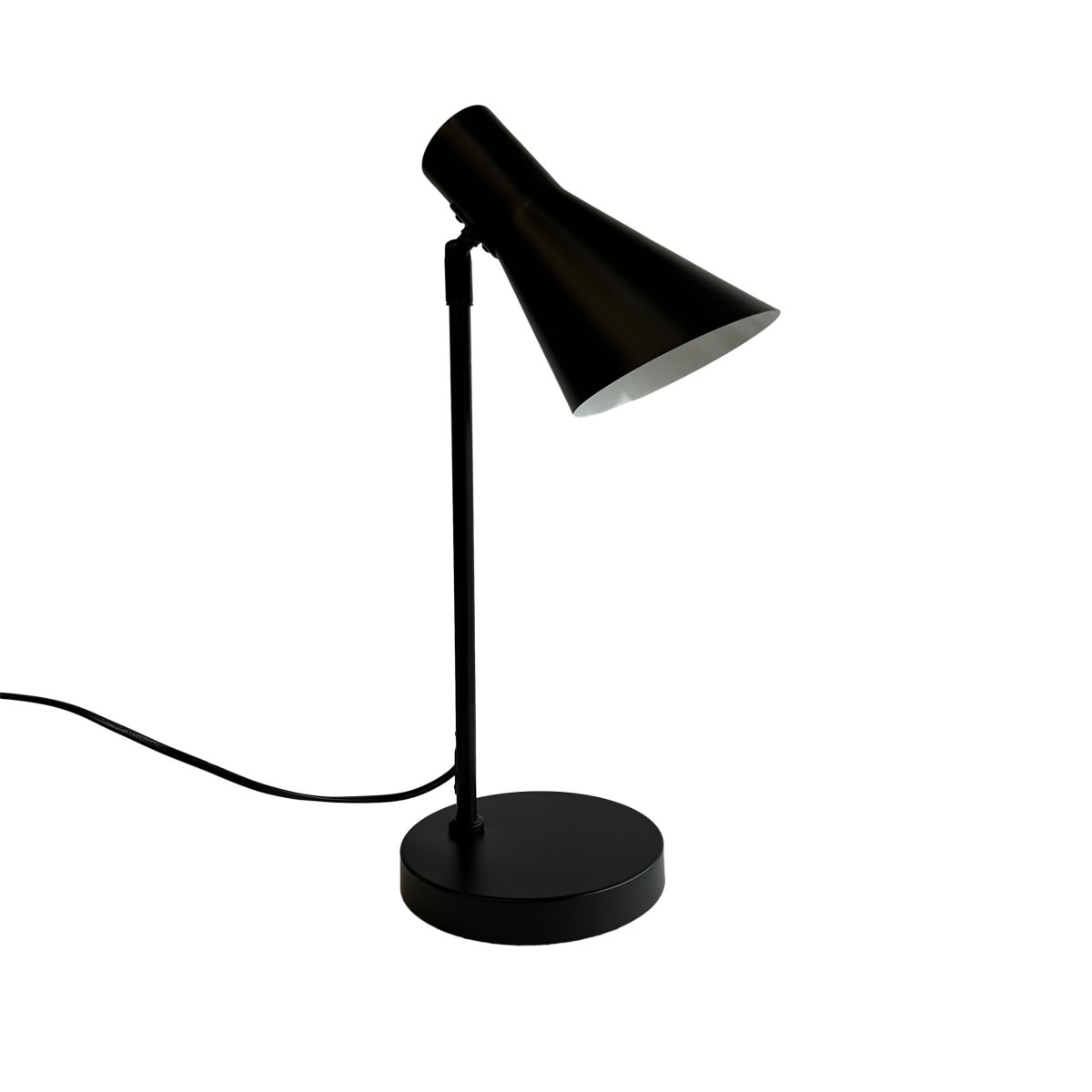 Denver 45cm Negro lámpara de escritorio De Dyberg Larsen - La serie se compone de una lámpara de mesa, una lámpara de pie y un aplique de pared, todos en color negro mate.