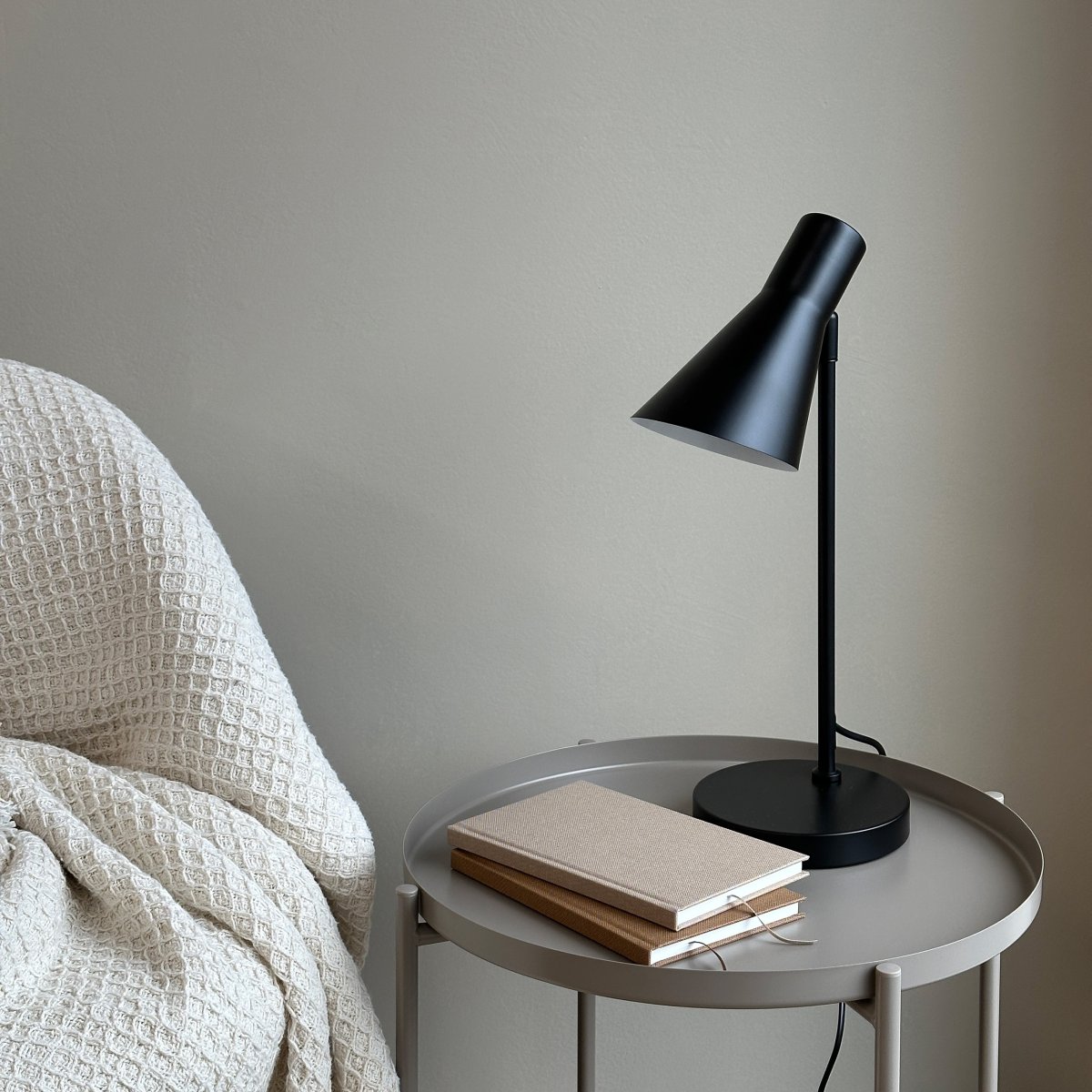 Denver 45cm Negro lámpara de escritorio De Dyberg Larsen - La serie se compone de una lámpara de mesa, una lámpara de pie y un aplique de pared, todos en color negro mate.