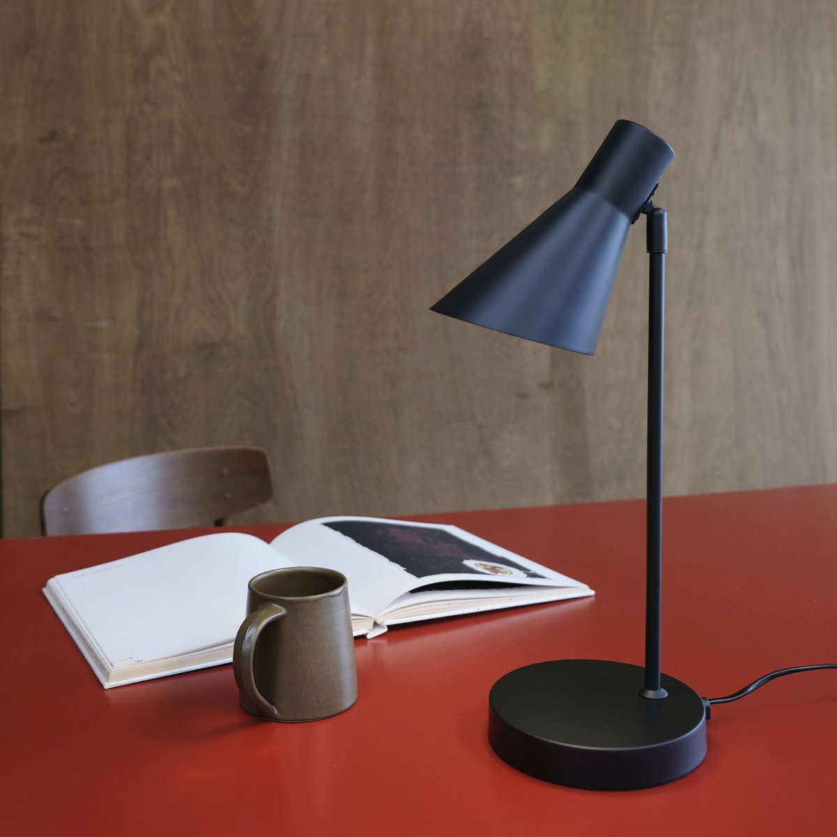 Denver 45cm Negro lámpara de escritorio De Dyberg Larsen - La serie se compone de una lámpara de mesa, una lámpara de pie y un aplique de pared, todos en color negro mate.