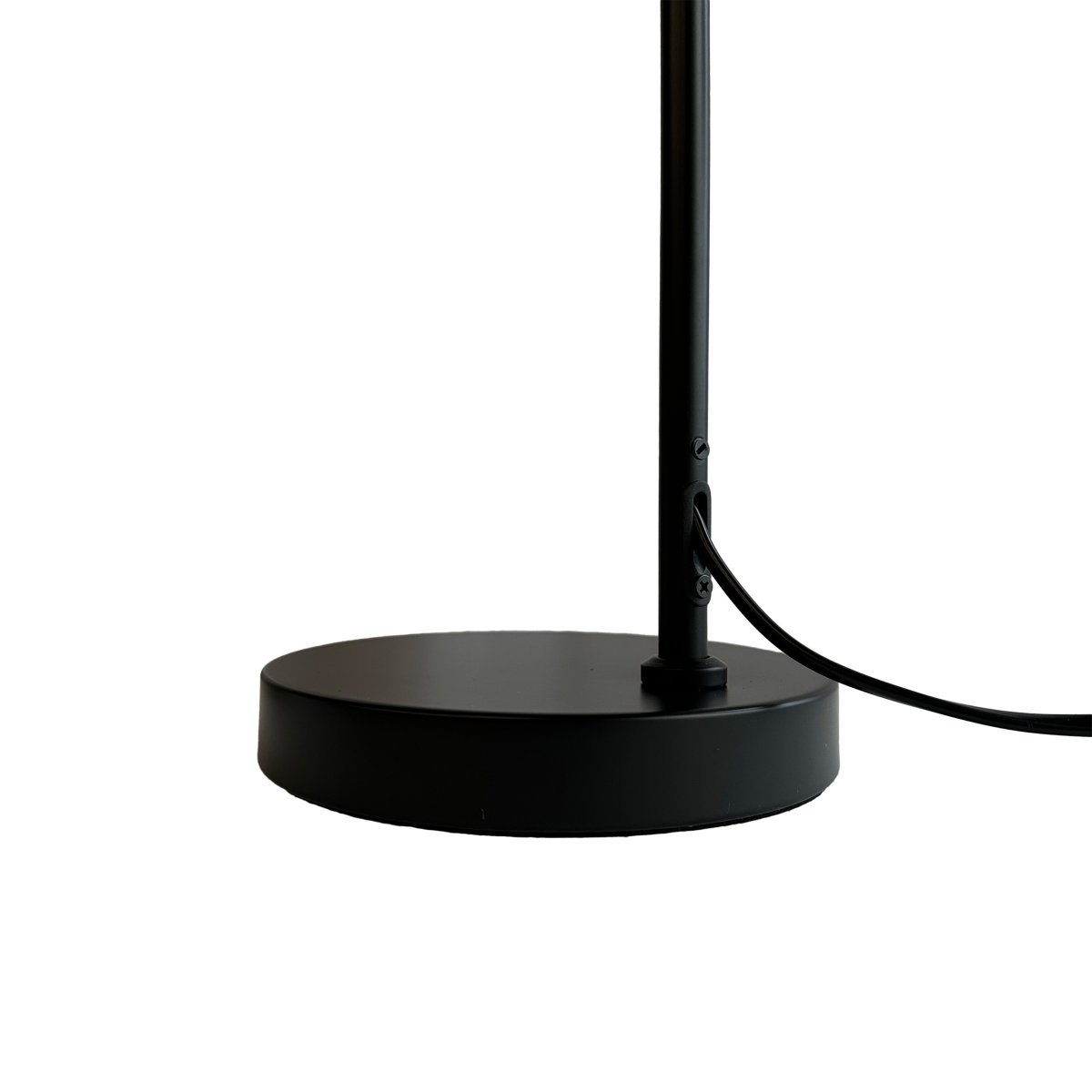 Denver 45cm Negro lámpara de escritorio De Dyberg Larsen - La serie se compone de una lámpara de mesa, una lámpara de pie y un aplique de pared, todos en color negro mate.