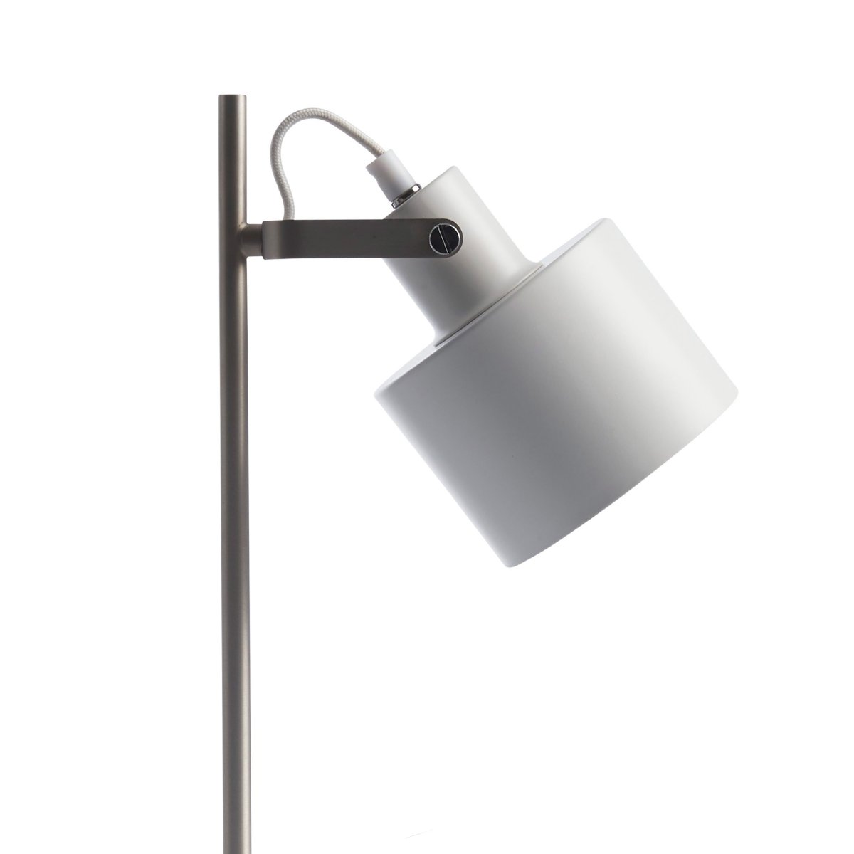Ocean 43cm Cromo lámpara de escritorio De Dyberg Larsen - Ocean encanta con su diseño retro con un toque de estilo moderno y, por lo tanto, es adecuado tanto para el dormitorio como como fuente de luz indirecta en la sala de estar.
