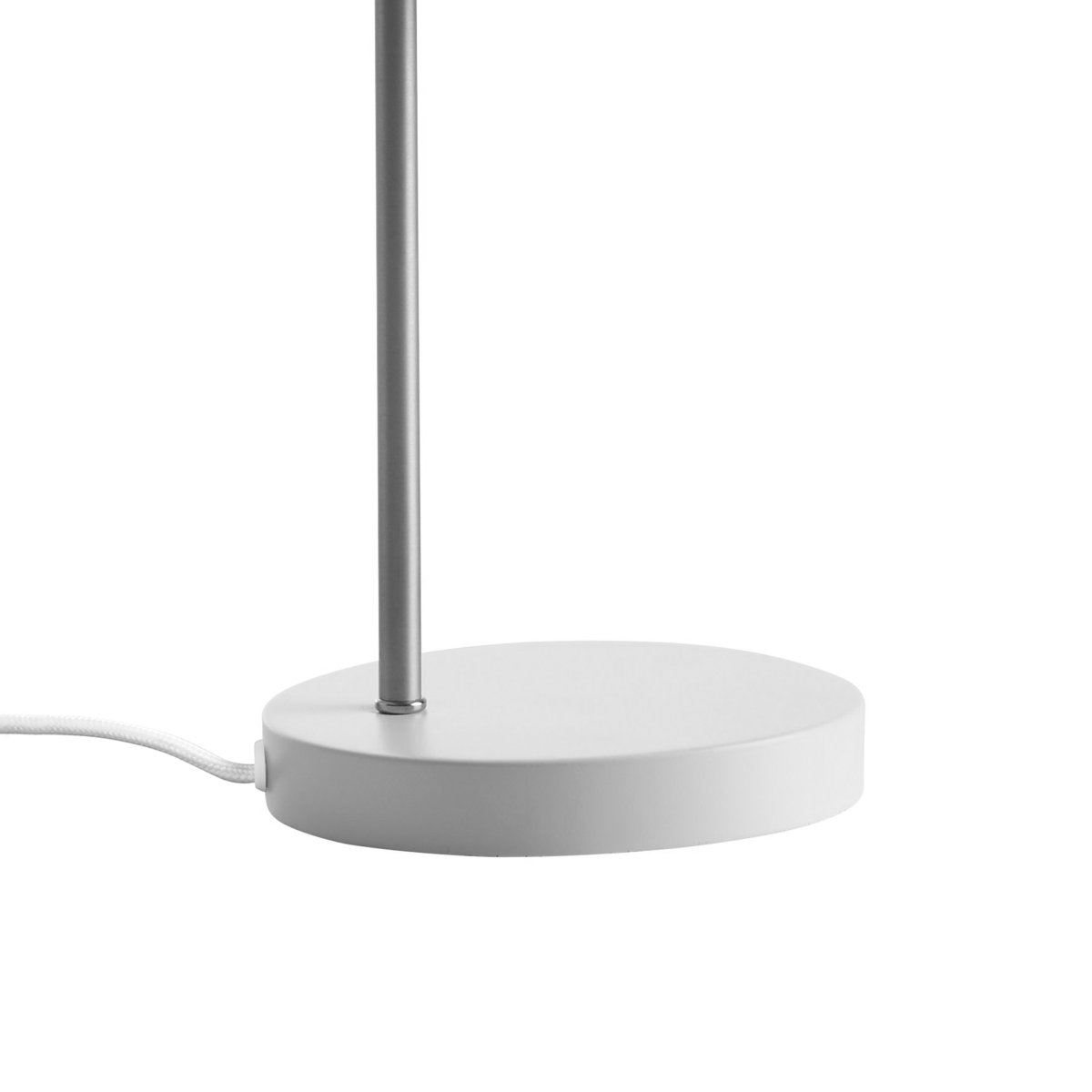 Ocean 43cm Cromo lámpara de escritorio De Dyberg Larsen - Ocean encanta con su diseño retro con un toque de estilo moderno y, por lo tanto, es adecuado tanto para el dormitorio como como fuente de luz indirecta en la sala de estar.