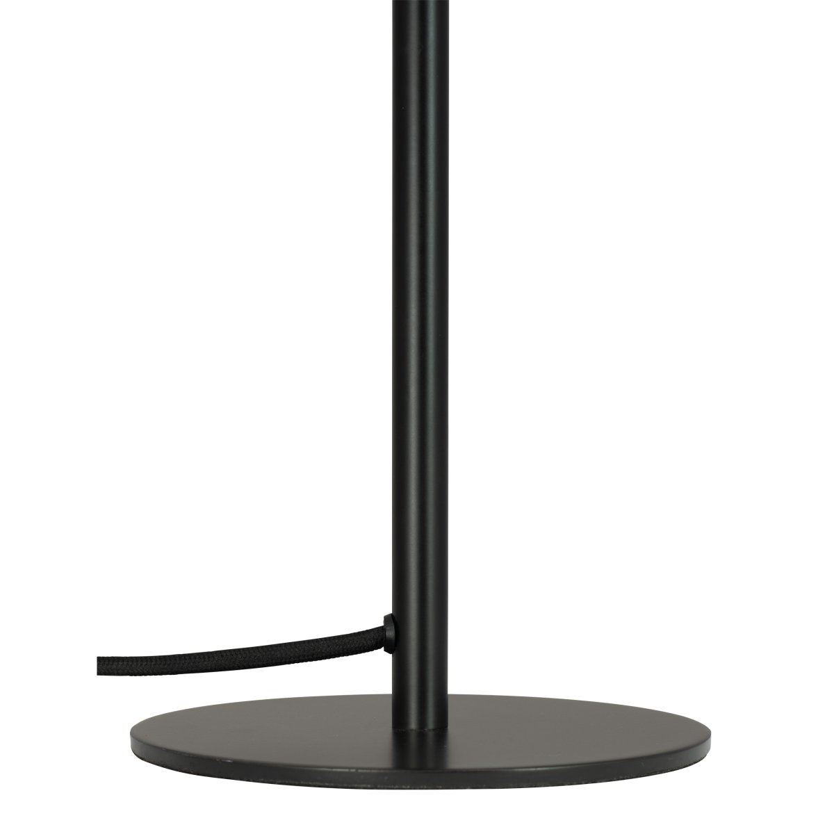 Stockholm 43cm Negro lámpara de mesa De Dyberg Larsen - La l&aacute;mpara emite una luz suave y agradable que crea un ambiente agradable, ya sea colocada en el escritorio, la mesita de noche o en la sala de estar.