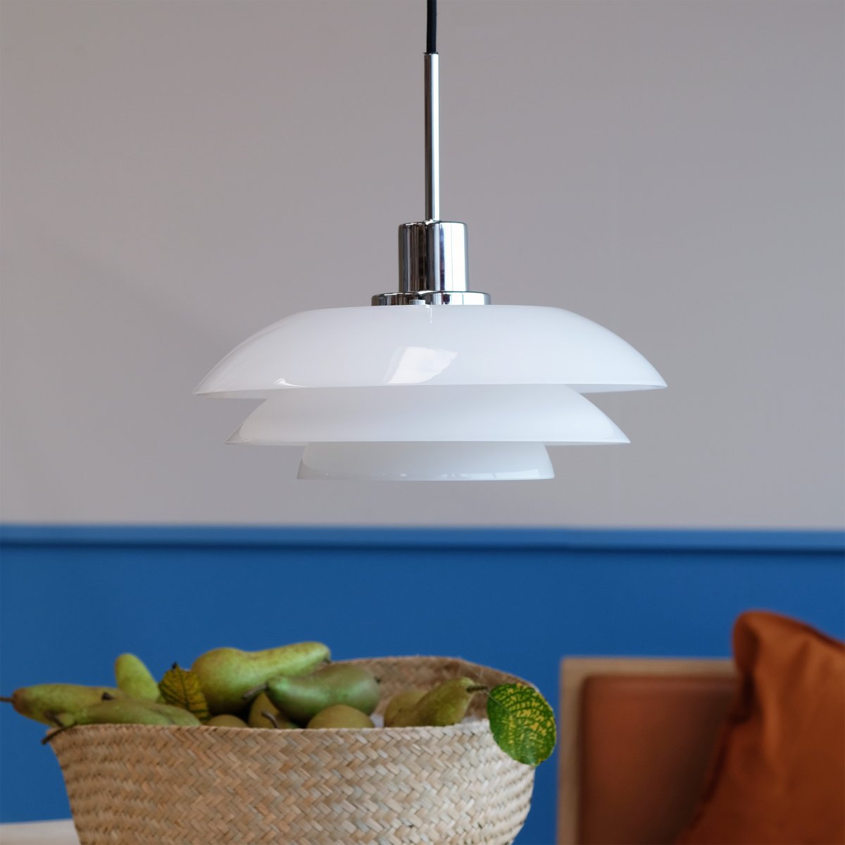 DL31 Ø31 Cromo Lámpas de techo De Dyberg Larsen - Esta nueva colección incluye una lámpara de pie, una lámpara de mesa y una lámpara colgante, lo que te permitirá renovar toda tu casa con un estilo unificado.