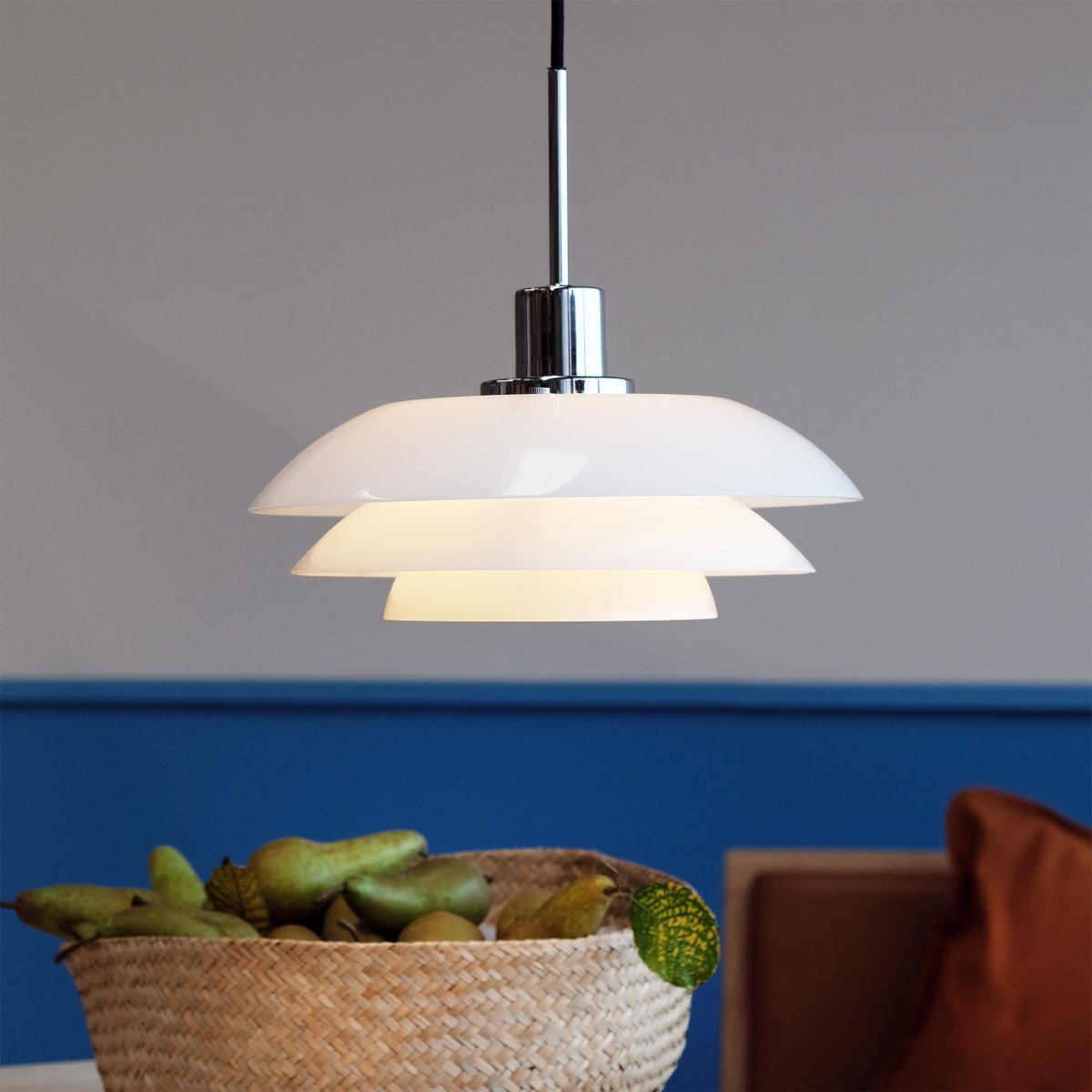 DL31 Ø31 Cromo Lámpas de techo De Dyberg Larsen - Esta nueva colección incluye una lámpara de pie, una lámpara de mesa y una lámpara colgante, lo que te permitirá renovar toda tu casa con un estilo unificado.