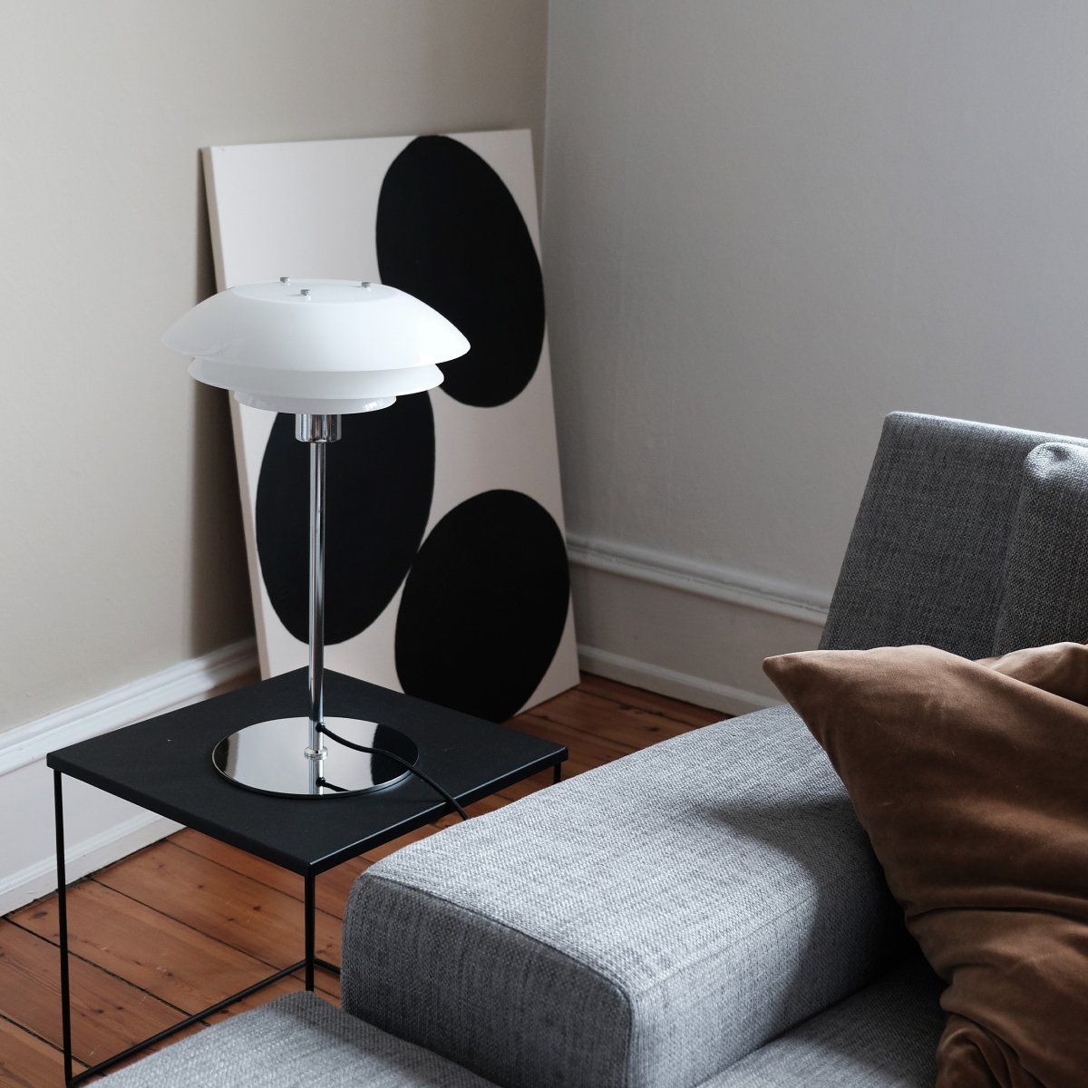 DL31 50cm Cromo lámpara de mesa De Dyberg Larsen - Una caracter&iacute;stica de la serie son las tres pantallas redondas en forma de plato, que le dan a las l&aacute;mparas un aspecto cl&aacute;sico y simple, perfecto para un estilo de vida minimalista.