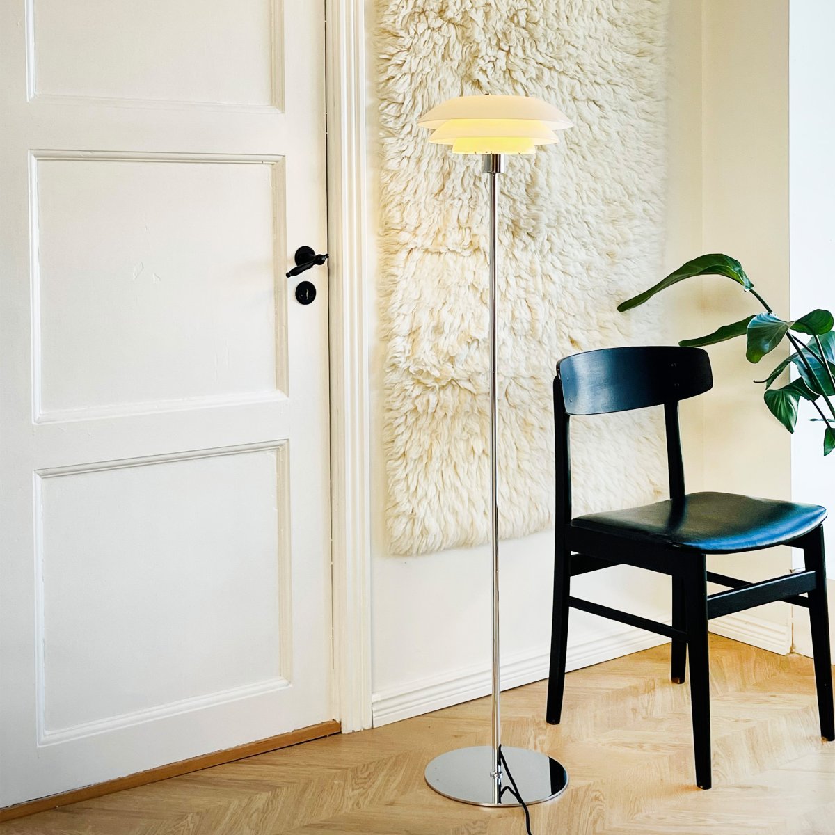 DL31 Cromo lámpara de pie De Dyberg Larsen - La serie incluye una l&aacute;mpara de pie, una l&aacute;mpara de mesa y una l&aacute;mpara colgante, perfectas para un concepto de dise&ntilde;o interior uniforme.